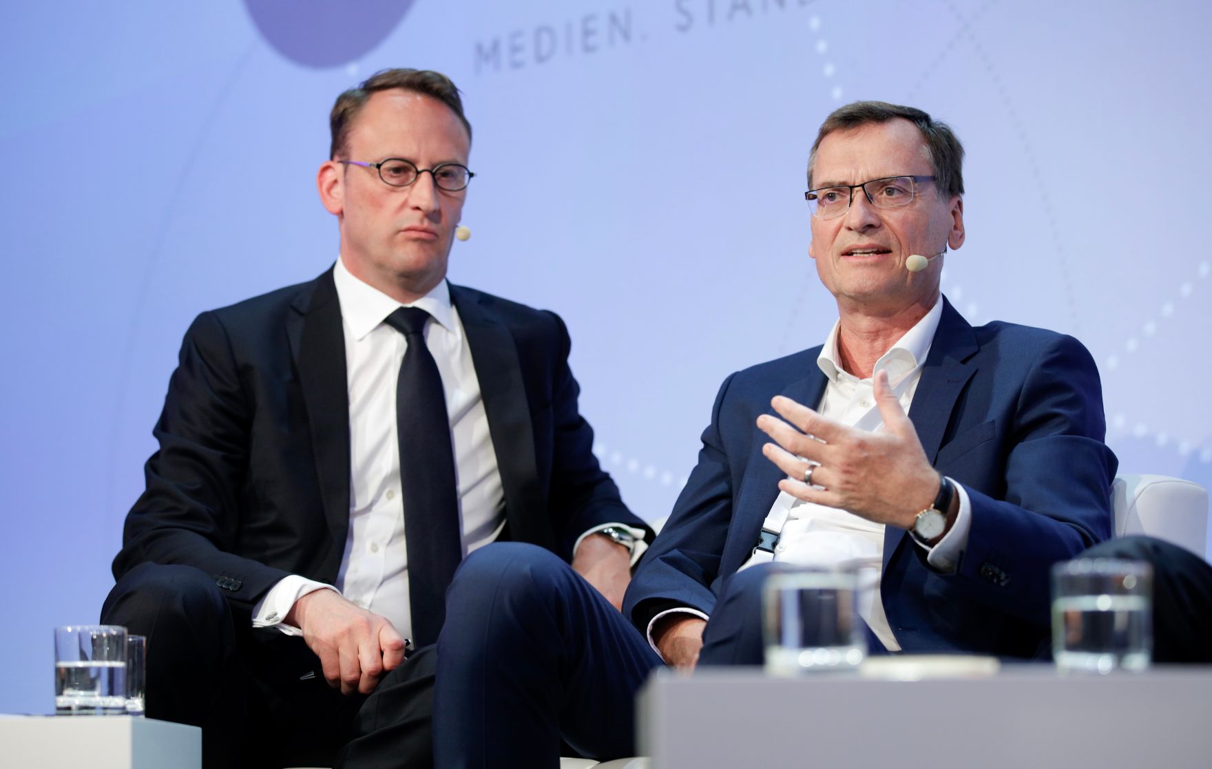 Am 7. Juni 2018 nahm Bundesminister Gernot Bl&uuml;mel am medienpolitischen Diskurs &quot;MedienEnquete&quot; teil. Im Bild der Direktor der Landesanstalt f&uuml;r Medien Nordrhein-Westfalen Tobias Schmid (l.) und der Pr&auml;sident des Verbandes &Ouml;sterreichischer Zeitungen Thomas Kralinger (r.).