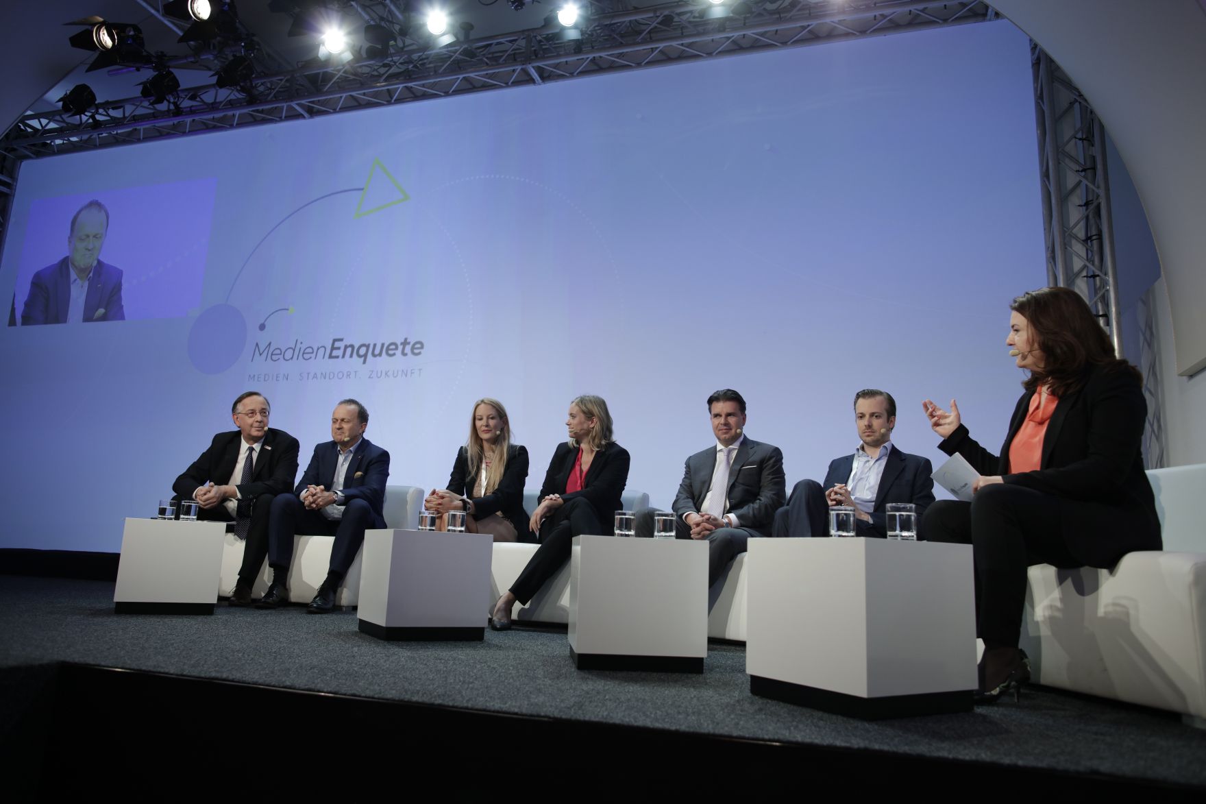 Am 7. Juni 2018 nahm Bundesminister Gernot Bl&uuml;mel am medienpolitischen Diskurs &quot;MedienEnquete&quot; teil. Im Bild der Leiter der Bundeswettbewerbsbeh&ouml;rde Theodor Thanner (l.), der Direktor der Abteilung f&uuml;r &quot;Online und Neue Medien&quot; des ORF Thomas Prantner (2.v.l.), die Herausgeberin und Gesch&auml;ftsf&uuml;hrerin der Tageszeitung &quot;Heute&quot; Eva Dichand (3.v.l.), die Autorin Corinna Milborn (4.v.l.), der Gesch&auml;ftsf&uuml;hrer des Verbandes &Ouml;sterreichischer Zeitungen Gerald Gr&uuml;nberger (3.v.r.), der Gesch&auml;ftsf&uuml;hrer des oe24-Netzwerks Niki Fellner (2.v.r.) und die Moderatorin Eva Weissenberger (r.).
