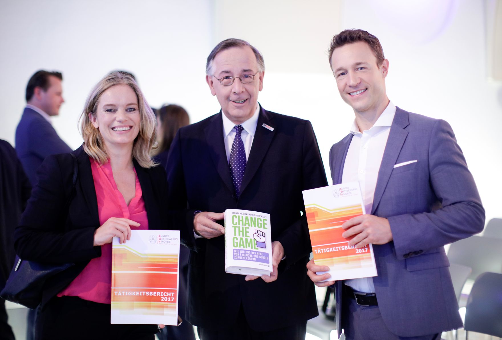 Am 7. Juni 2018 nahm Bundesminister Gernot Bl&uuml;mel (r.) am medienpolitischen Diskurs &quot;MedienEnquete&quot; teil. Im Bild der Leiter der Bundeswettbewerbsbeh&ouml;rde Theodor Thanner (m.) und die Autorin Corinna Milborn (l.).