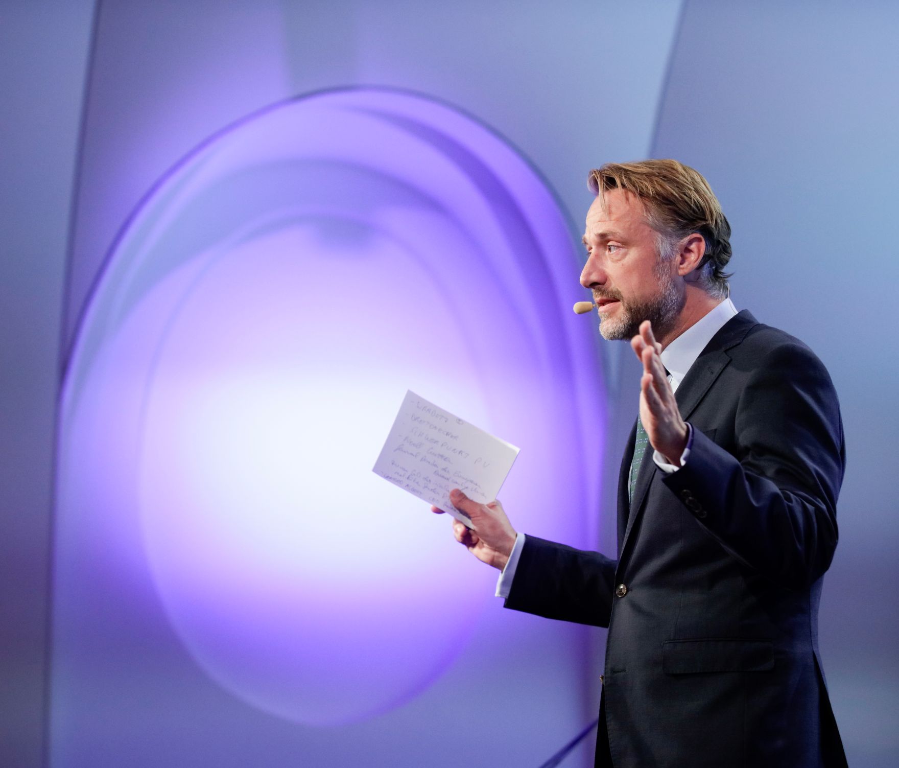 Am 8. Juni 2018 setzte Bundesminister Gernot Bl&uuml;mel seine Teilnahme am medienpolitischen Diskurs "MedienEnquete" fort. Im Bild der Moderator Sebastian Loudon.