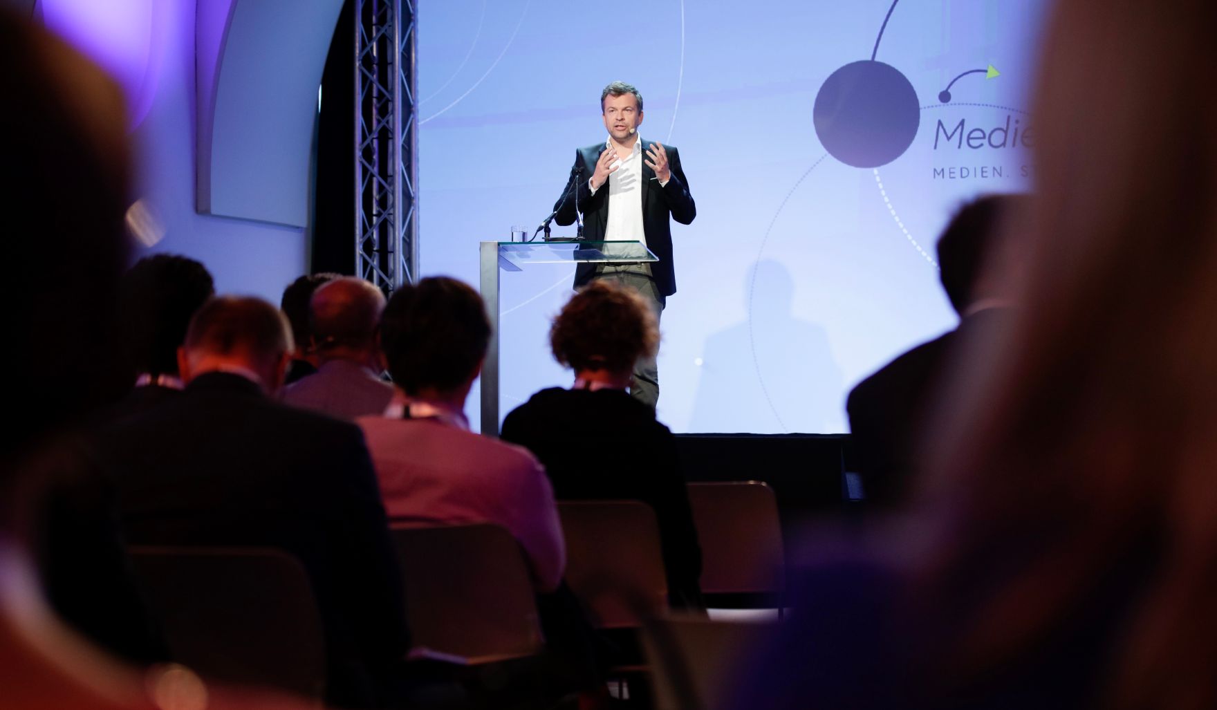 Am 8. Juni 2018 setzte Bundesminister Gernot Bl&uuml;mel seine Teilnahme am medienpolitischen Diskurs "MedienEnquete" fort. Im Bild der Gesch&auml;ftsf&uuml;hrer der Sendergruppe ProSiebenSat.1 PULS4 Markus Breitenecker.