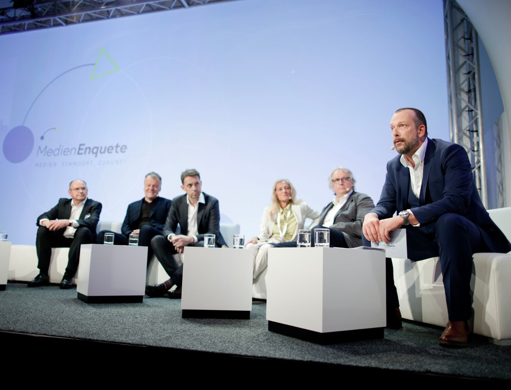 Am 8. Juni 2018 setzte Bundesminister Gernot Bl&uuml;mel seine Teilnahme am medienpolitischen Diskurs "MedienEnquete" fort.