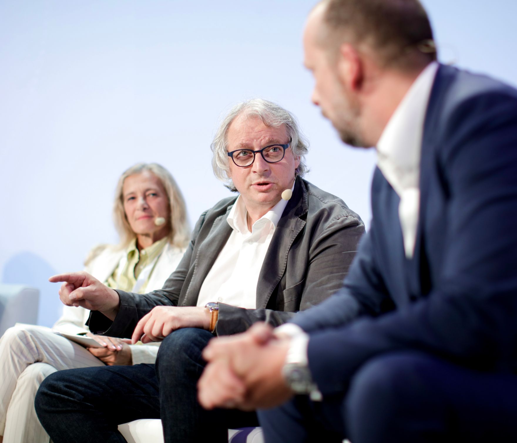 Am 8. Juni 2018 setzte Bundesminister Gernot Bl&uuml;mel seine Teilnahme am medienpolitischen Diskurs "MedienEnquete" fort. Im Bild der &Ouml;3-Moderator Robert Kratky (r.), ORF-Programmdirektorin Kathrin Zechner (l.) und der &ouml;sterreichische Filmproduzent Danny Krausz (m.).