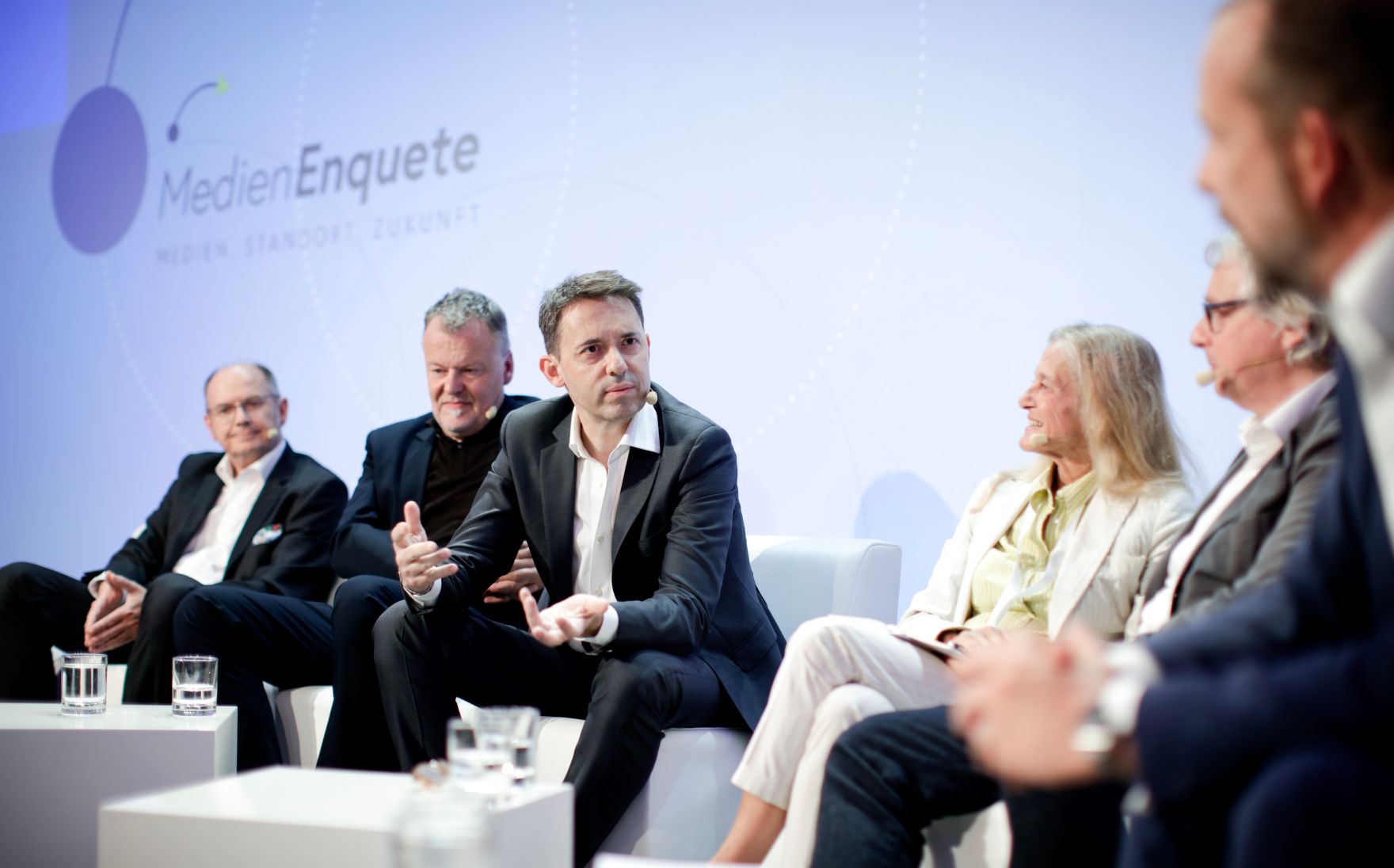 Am 8. Juni 2018 setzte Bundesminister Gernot Bl&uuml;mel seine Teilnahme am medienpolitischen Diskurs "MedienEnquete" fort.