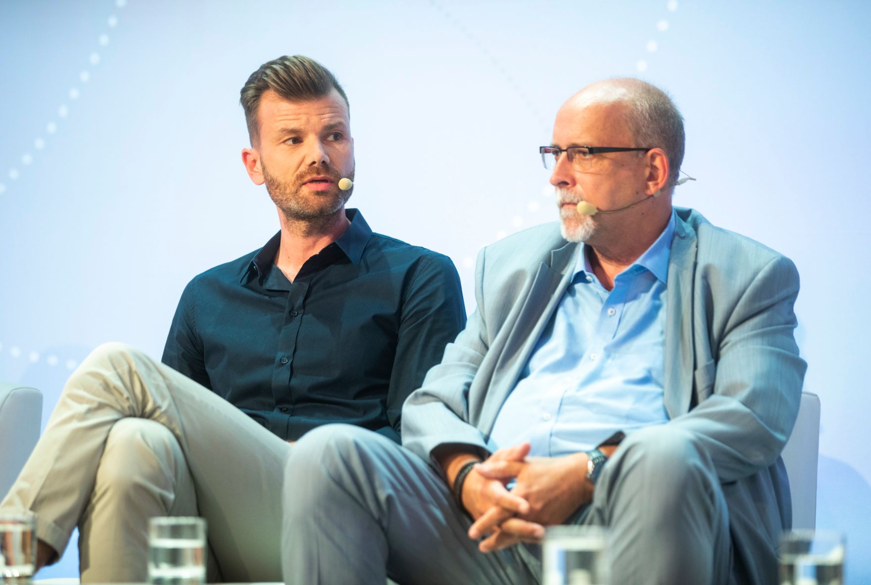 Am 8. Juni 2018 setzte Bundesminister Gernot Bl&uuml;mel seine Teilnahme am medienpolitischen Diskurs &quot;MedienEnquete&quot; fort. Im Bild der CEO der Vice D-A-CH-Holding Stefan H&auml;ckel (l.) und der Vorstandsvorsitzende des Verbandes &ouml;sterreichischer Privatsender Ernst Swoboda (r.).