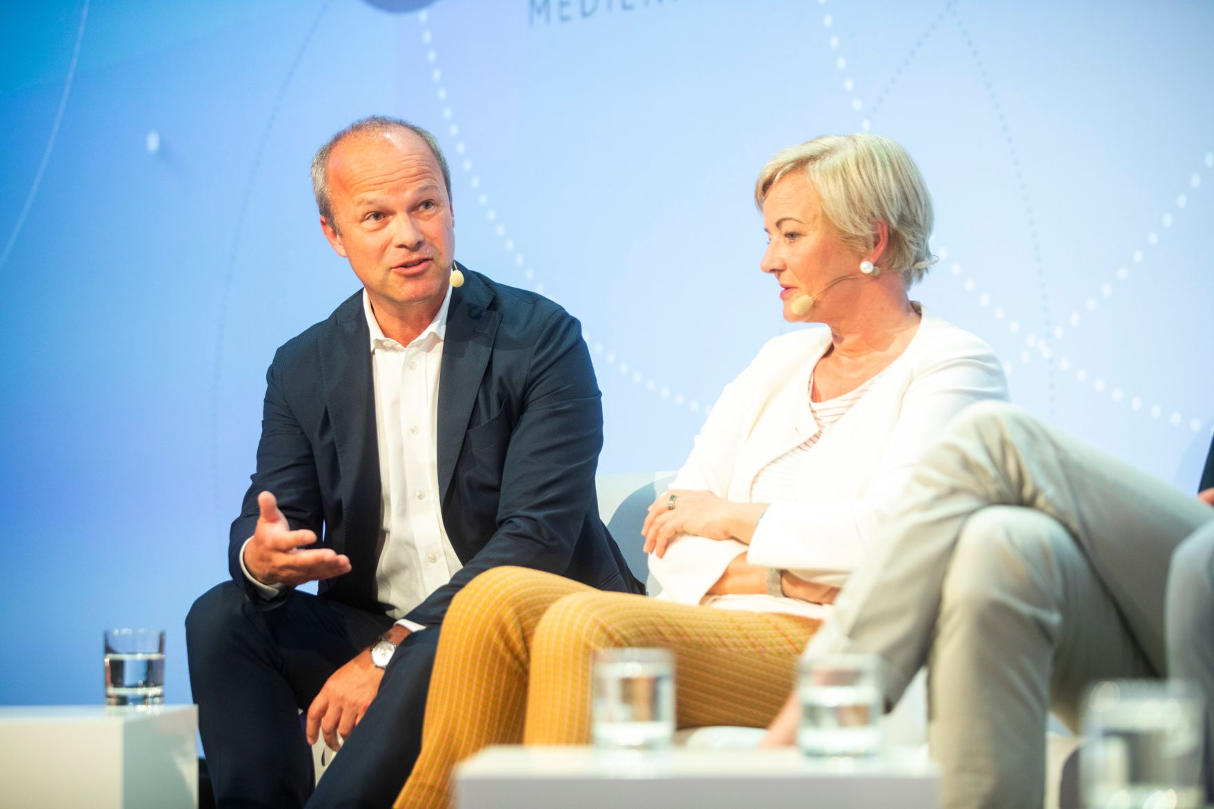 Am 8. Juni 2018 setzte Bundesminister Gernot Bl&uuml;mel seine Teilnahme am medienpolitischen Diskurs &quot;MedienEnquete&quot; fort. Im Bild der Vorstandsvorsitzende der Styria Media Group AG Markus Mair (l.) und die Verwaltungsr&auml;tin Ingrid Deltenre (r.).