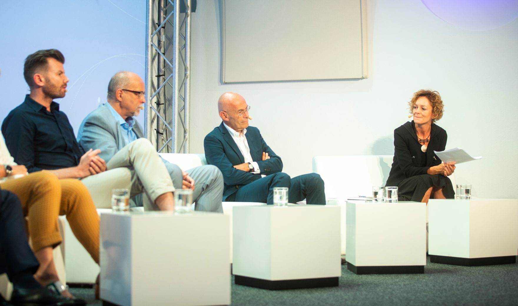 Am 8. Juni 2018 setzte Bundesminister Gernot Bl&uuml;mel seine Teilnahme am medienpolitischen Diskurs &quot;MedienEnquete&quot; fort. Im Bild der CEO der Vice D-A-CH-Holding Stefan H&auml;ckel (l.), der Vorstandsvorsitzende des Verbandes &ouml;sterreichischer Privatsender Ernst Swoboda (2.v.l.) und der &ouml;sterreichische Medienmanager Andreas Rudas (2.v.r.) und die Moderatorin Eva Linsinger (r.).