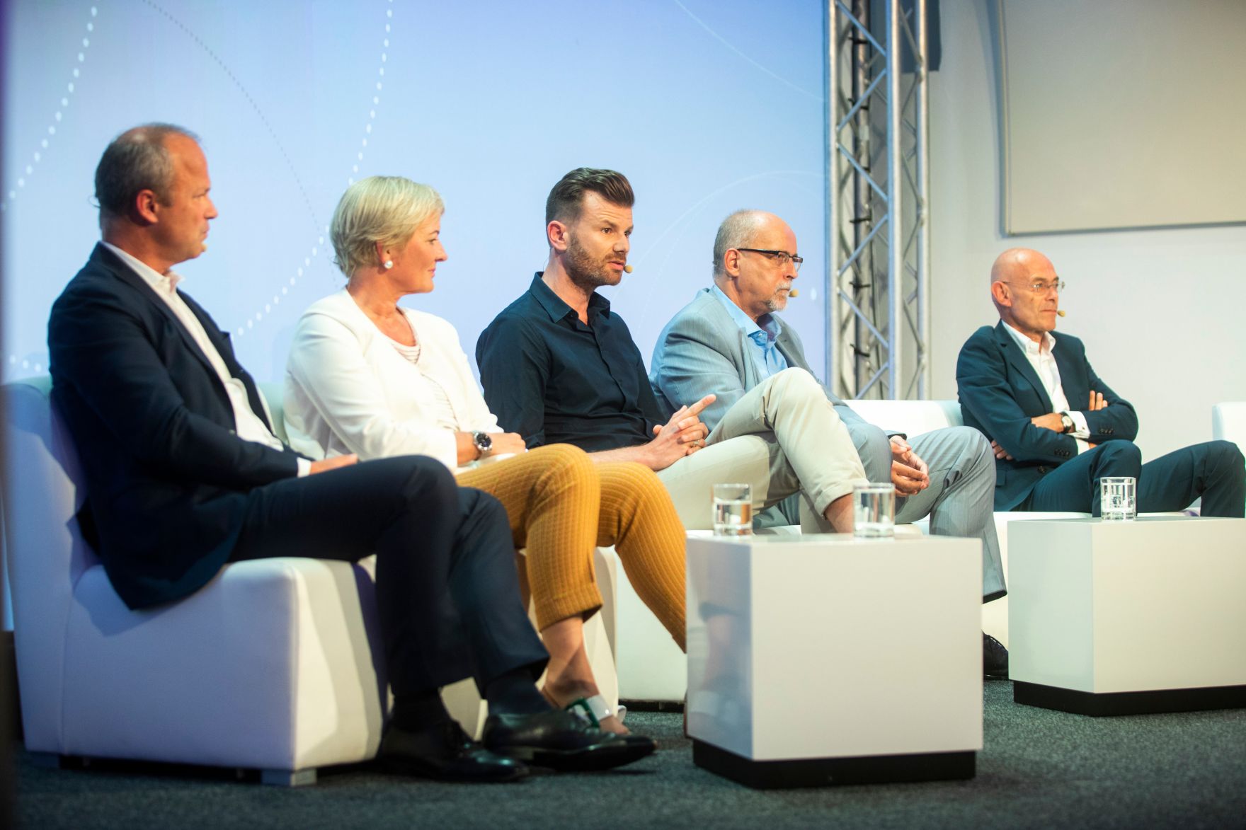 Am 8. Juni 2018 setzte Bundesminister Gernot Bl&uuml;mel seine Teilnahme am medienpolitischen Diskurs "MedienEnquete" fort. Im Bild die Verwaltungsr&auml;tin Ingrid Deltenre (2.v.l.), der CEO der Vice D-A-CH-Holding Stefan H&auml;ckel (m.), der Vorstandsvorsitzende der Styria Media Group AG Markus Mair (l.), der Vorstandsvorsitzende des Verbandes &ouml;sterreichischer Privatsender Ernst Swoboda (2.v.r.) und der &ouml;sterreichische Medienmanager Andreas Rudas (r.).