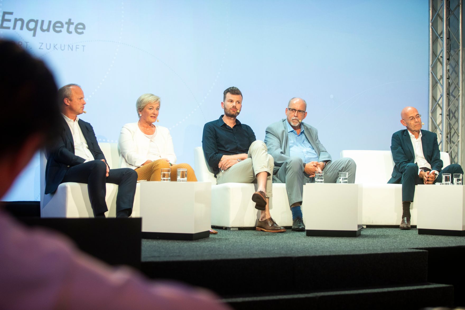 Am 8. Juni 2018 setzte Bundesminister Gernot Bl&uuml;mel seine Teilnahme am medienpolitischen Diskurs "MedienEnquete" fort. Im Bild die Verwaltungsr&auml;tin Ingrid Deltenre (2.v.l.), der CEO der Vice D-A-CH-Holding Stefan H&auml;ckel (m.), der Vorstandsvorsitzende der Styria Media Group AG Markus Mair (l.), der Vorstandsvorsitzende des Verbandes &ouml;sterreichischer Privatsender Ernst Swoboda (2.v.r.) und der &ouml;sterreichische Medienmanager Andreas Rudas (r.).