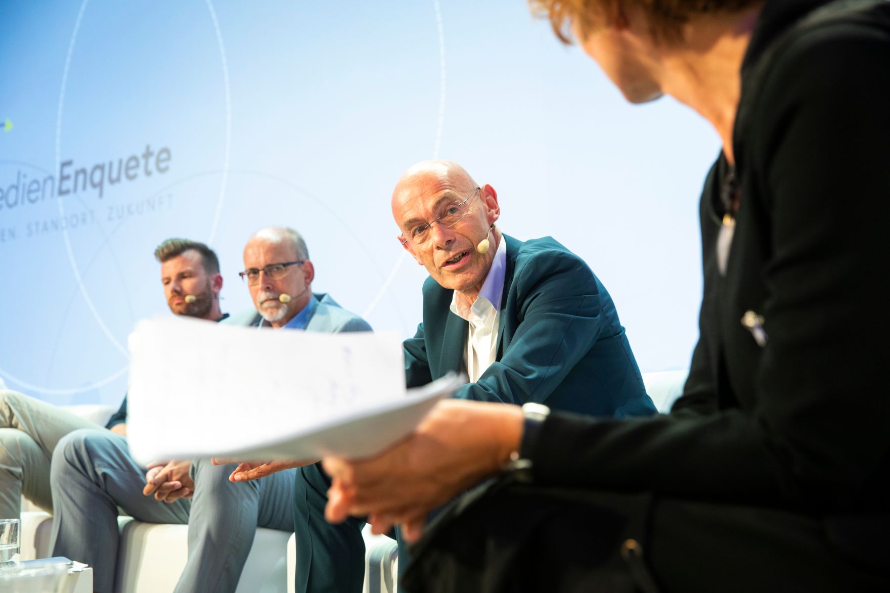 Am 8. Juni 2018 setzte Bundesminister Gernot Bl&uuml;mel seine Teilnahme am medienpolitischen Diskurs "MedienEnquete" fort. Im Bild der CEO der Vice D-A-CH-Holding Stefan H&auml;ckel (l.), der Vorstandsvorsitzende des Verbandes &ouml;sterreichischer Privatsender Ernst Swoboda (2.v.l.), der &ouml;sterreichische Medienmanager Andreas Rudas (2.v.r.) und die Moderatorin Eva Linsinger (r.).