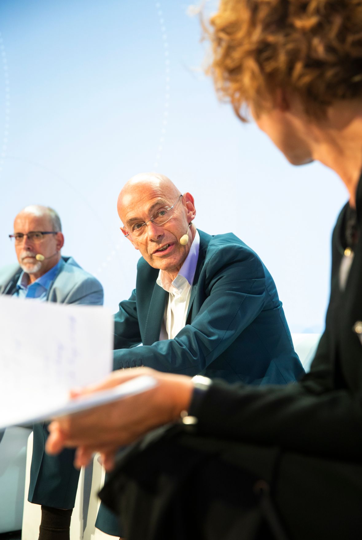 Am 8. Juni 2018 setzte Bundesminister Gernot Bl&uuml;mel seine Teilnahme am medienpolitischen Diskurs "MedienEnquete" fort. Im Bild der Vorstandsvorsitzende des Verbandes &ouml;sterreichischer Privatsender Ernst Swoboda (l.), der &ouml;sterreichische Medienmanager Andreas Rudas (m.) und die Moderatorin Eva Linsinger (r.).