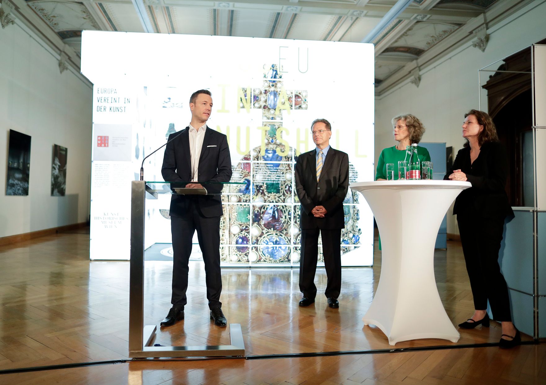 Am 25. Juni 2018 nahm Bundesminister Gernot Bl&uuml;mel (l.) an der Pressekonferenz zum Kulturprogramm des &ouml;sterreichischen EU-Ratsvorsitzes teil. Im Bild mit der Generaldirektorin des Kunsthistorischen Museums Sabine Haag (2.v.r.), der Regisseurin Jacqueline Kornm&uuml;ller (r.) und dem Vize-Vorstand der Wiener Philharmoniker Alexander Steinberger (2.v.l.).