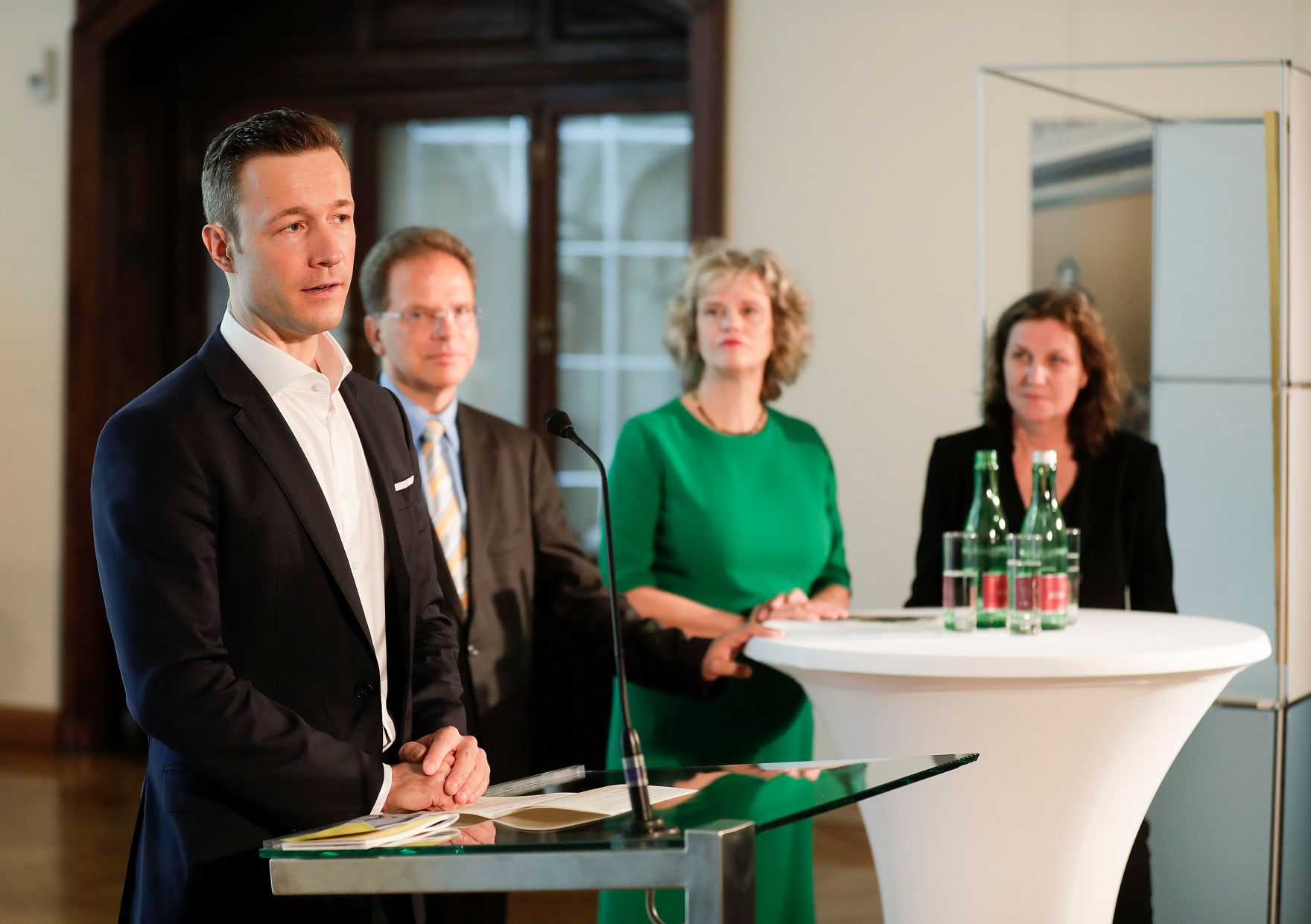 Am 25. Juni 2018 nahm Bundesminister Gernot Bl&uuml;mel (l.) an der Pressekonferenz zum Kulturprogramm des &ouml;sterreichischen EU-Ratsvorsitzes teil. Im Bild mit der Generaldirektorin des Kunsthistorischen Museums Sabine Haag (2.v.r.). Im Bild mit der Generaldirektorin des Kunsthistorischen Museums Sabine Haag (2.v.r.), der Regisseurin Jacqueline Kornm&uuml;ller (r.) und dem Vize-Vorstand der Wiener Philharmoniker Alexander Steinberger (2.v.l.).