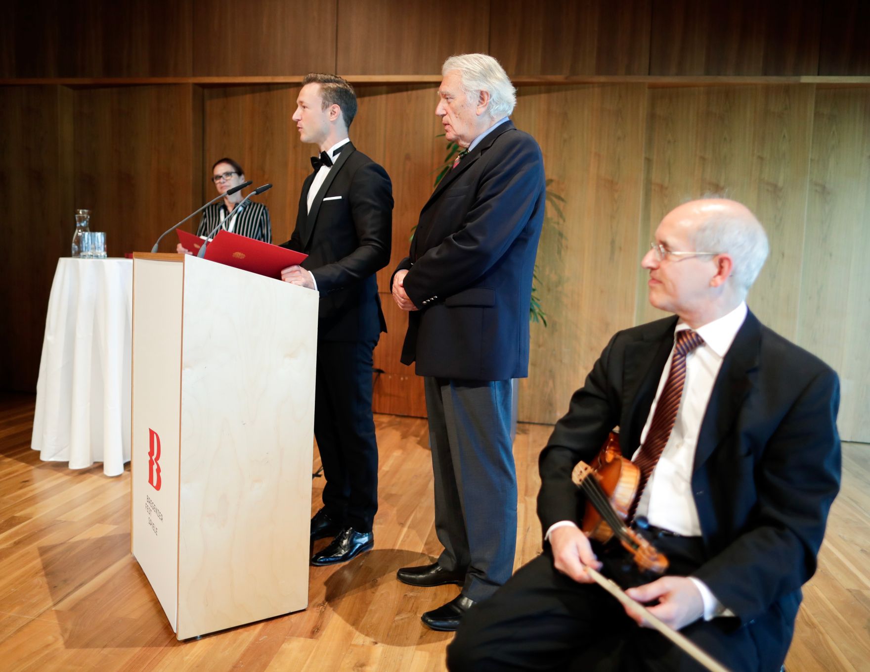 Am 18. Juli 2018 reiste Bundesminister Gernot Bl&uuml;mel (2.v.l.) anl&auml;sslich der Er&ouml;ffnung der Bregenzer Festspiele nach Bregenz. Im Bild bei der &Uuml;berreichung der Urkunden der Berufstitel Professorin und Professor mit dem Laudator und Pr&auml;sidenten der Wiener Symphoniker Rudolf Streicher (2.v.r.).