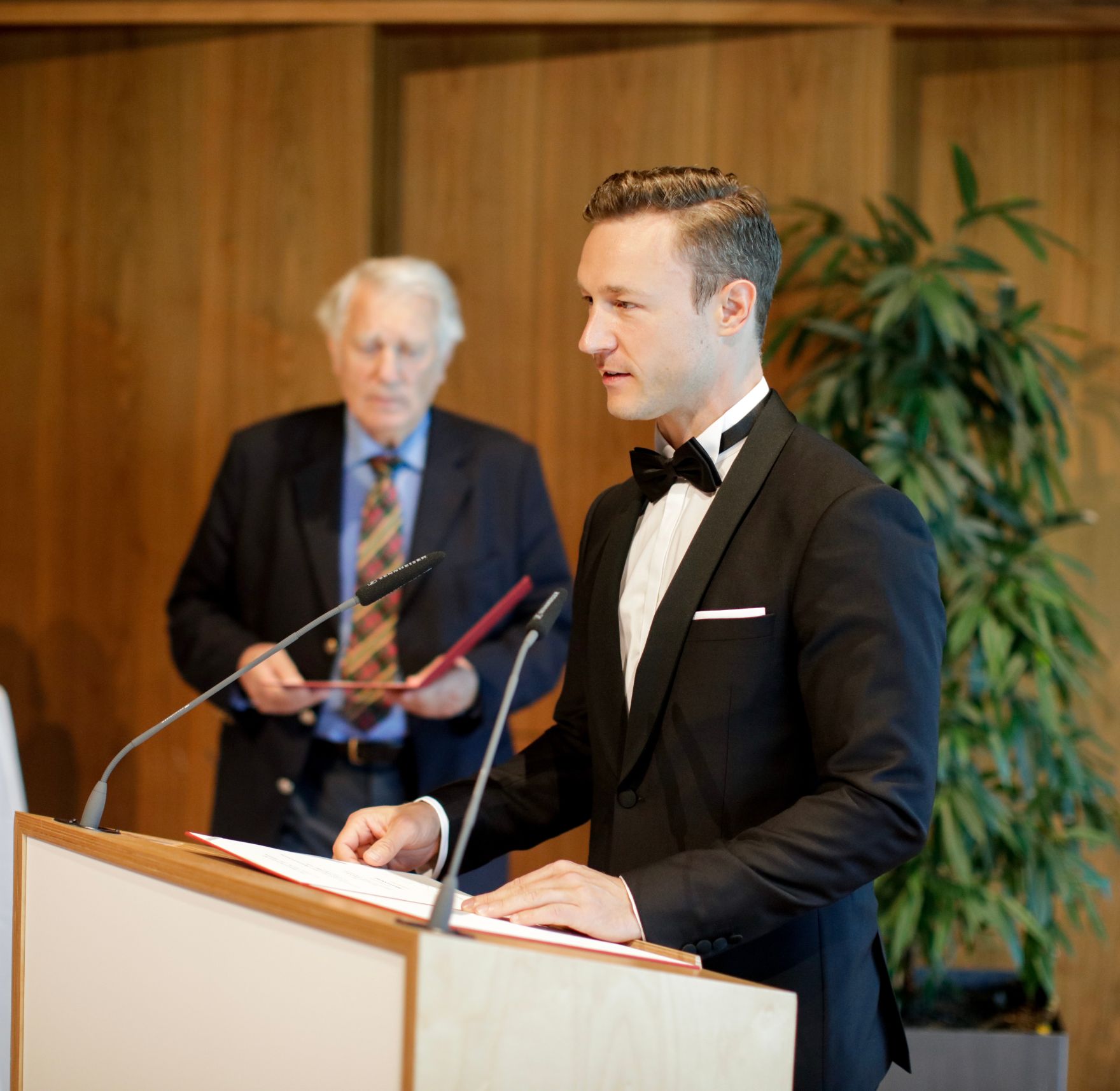 Am 18. Juli 2018 reiste Bundesminister Gernot Bl&uuml;mel (r.) anl&auml;sslich der Er&ouml;ffnung der Bregenzer Festspiele nach Bregenz. Im Bild bei der &Uuml;berreichung der Urkunden der Berufstitel Professorin und Professor.