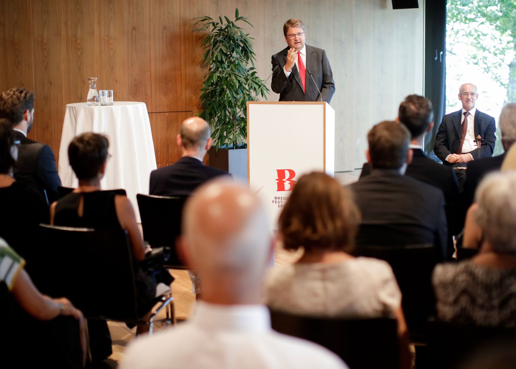 Am 18. Juli 2018 reiste Bundesminister Gernot Bl&uuml;mel anl&auml;sslich der Er&ouml;ffnung der Bregenzer Festspiele nach Bregenz. Im Bild bei der &Uuml;berreichung der Urkunden der Berufstitel Professorin und Professor.