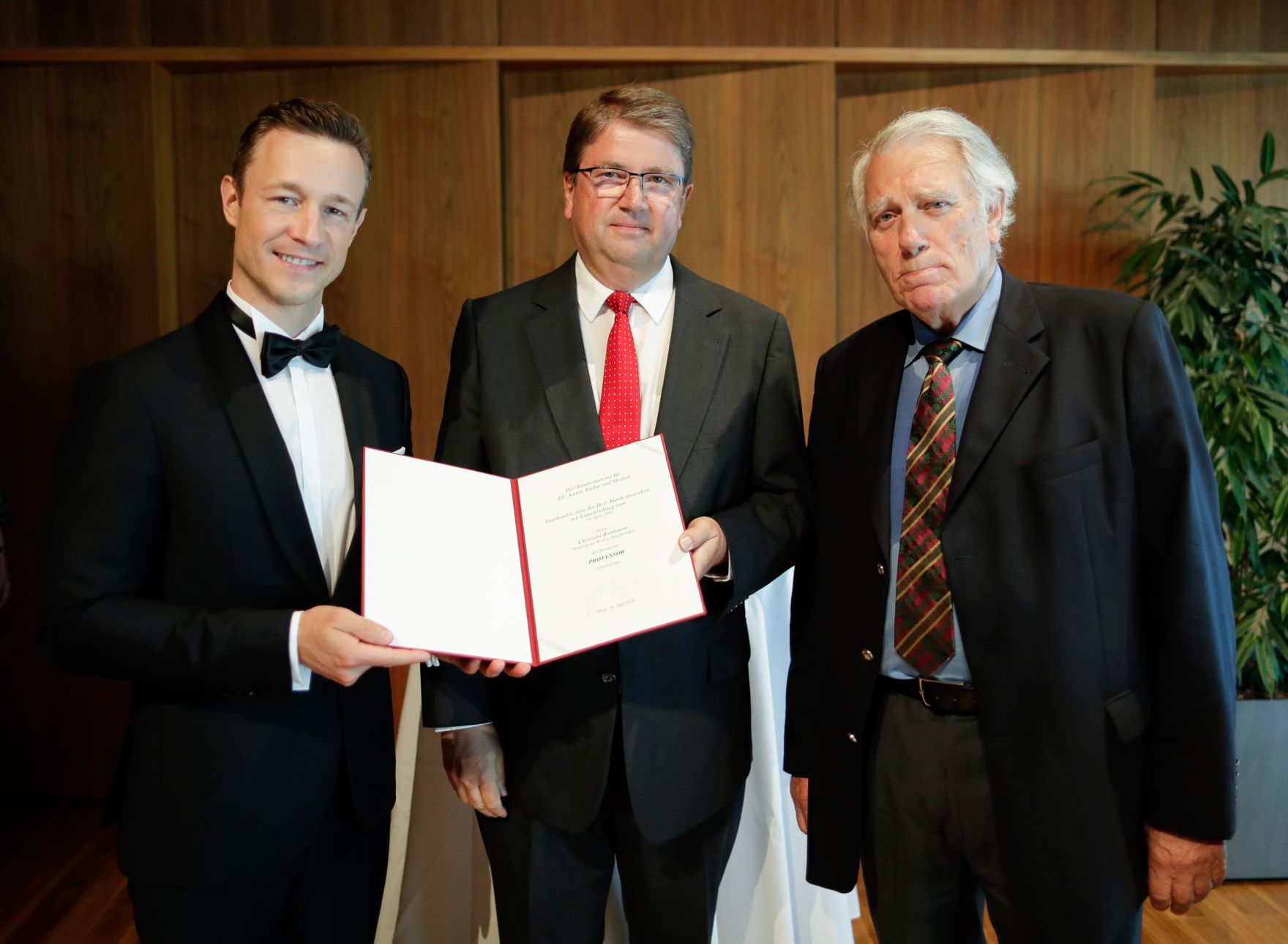 Am 18. Juli 2018 reiste Bundesminister Gernot Bl&uuml;mel (l.) anl&auml;sslich der Er&ouml;ffnung der Bregenzer Festspiele nach Bregenz. Im Bild bei der &Uuml;berreichung der Urkunde des Berufstitels Professor an das Mitglied der Wiener Symphoniker Christian Birnbaum (m.) mit dem Pr&auml;sidenten der Wiener Symphoniker Rudolf Streicher (r.).