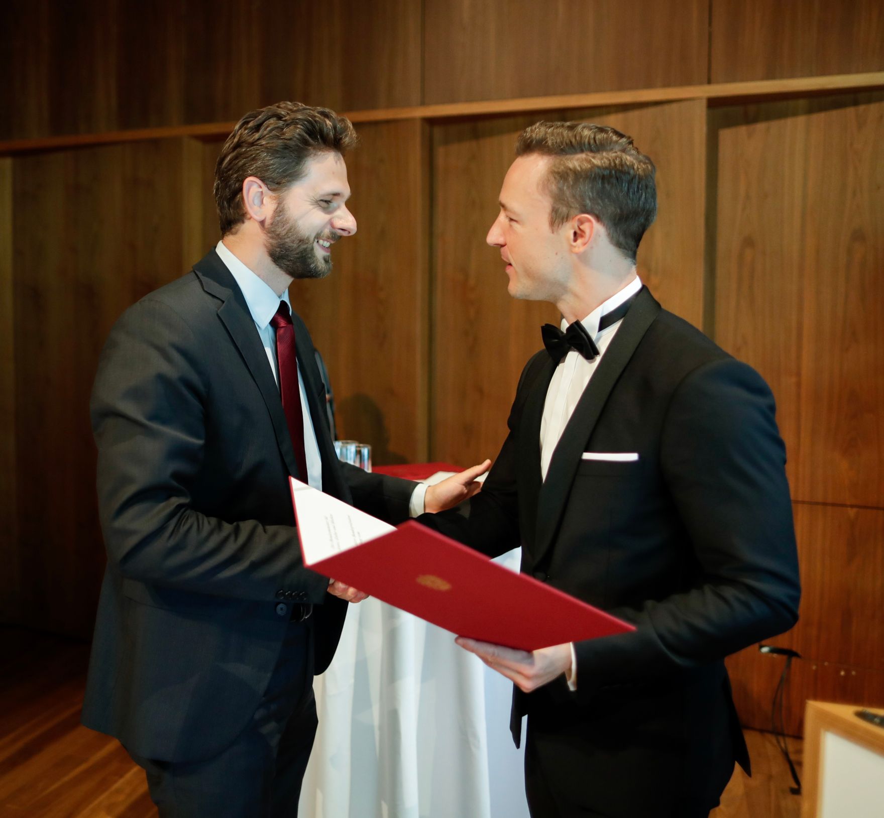 Am 18. Juli 2018 reiste Bundesminister Gernot Bl&uuml;mel (r.) anl&auml;sslich der Er&ouml;ffnung der Bregenzer Festspiele nach Bregenz. Im Bild bei der &Uuml;berreichung der Urkunden der Berufstitel Professorin und Professor.