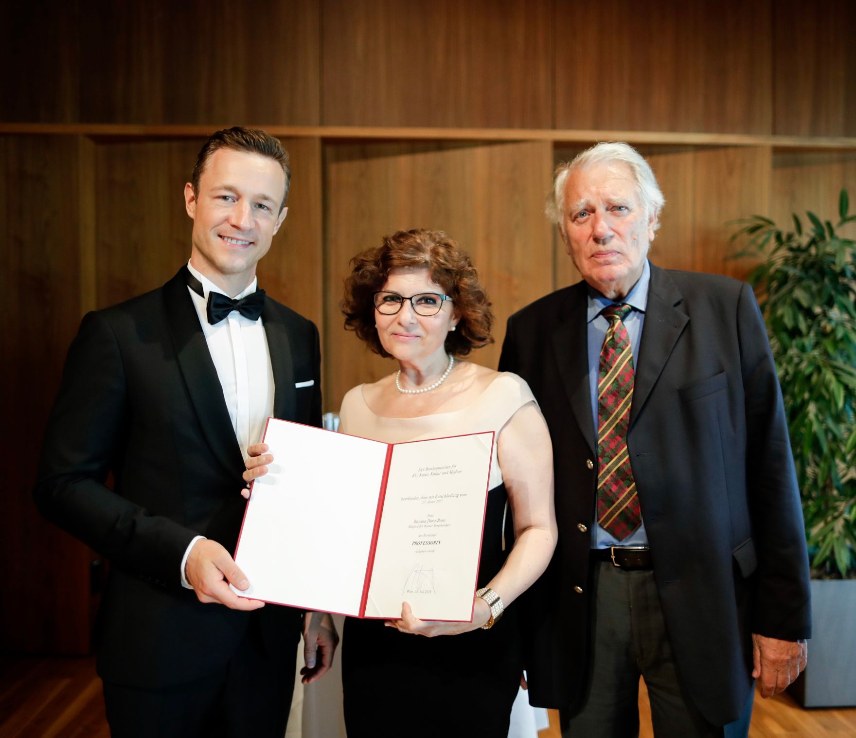 Am 18. Juli 2018 reiste Bundesminister Gernot Bl&uuml;mel (l.) anl&auml;sslich der Er&ouml;ffnung der Bregenzer Festspiele nach Bregenz. Im Bild bei der &Uuml;berreichung der Urkunde des Berufstitels Professorin an das Mitglied der Wiener Symphoniker Roxana Dura-Botis (m.) mit dem Pr&auml;sidenten der Wiener Symphoniker Rudolf Streicher (r.).