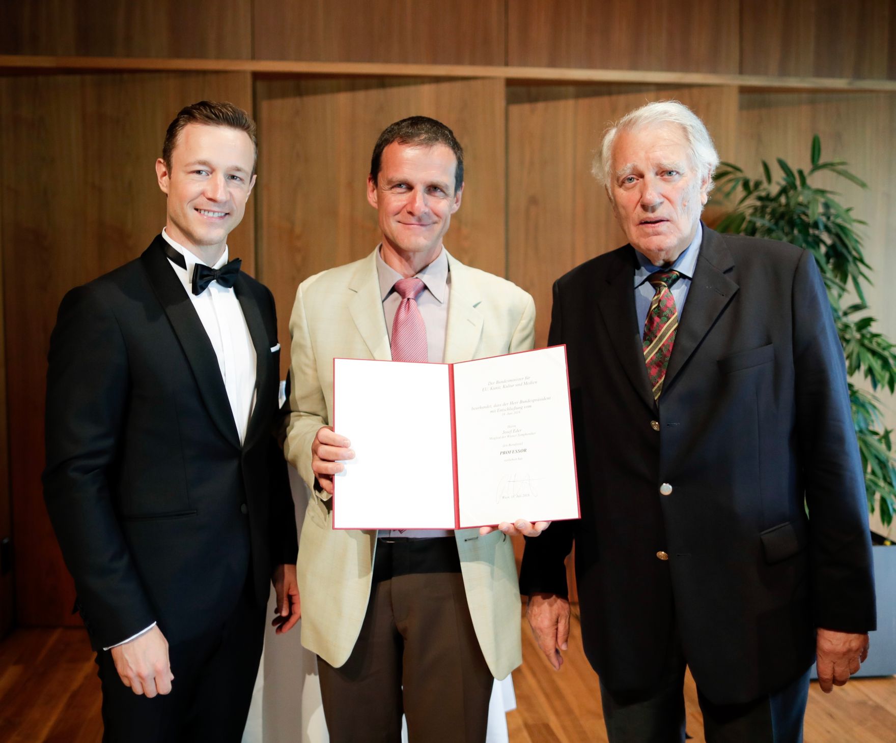 Am 18. Juli 2018 reiste Bundesminister Gernot Bl&uuml;mel (l.) anl&auml;sslich der Er&ouml;ffnung der Bregenzer Festspiele nach Bregenz. Im Bild bei der &Uuml;berreichung der Urkunde des Berufstitels Professor an das Mitglied der Wiener Symphoniker Josef Eder (m.) mit dem Pr&auml;sidenten der Wiener Symphoniker Rudolf Streicher (r.).