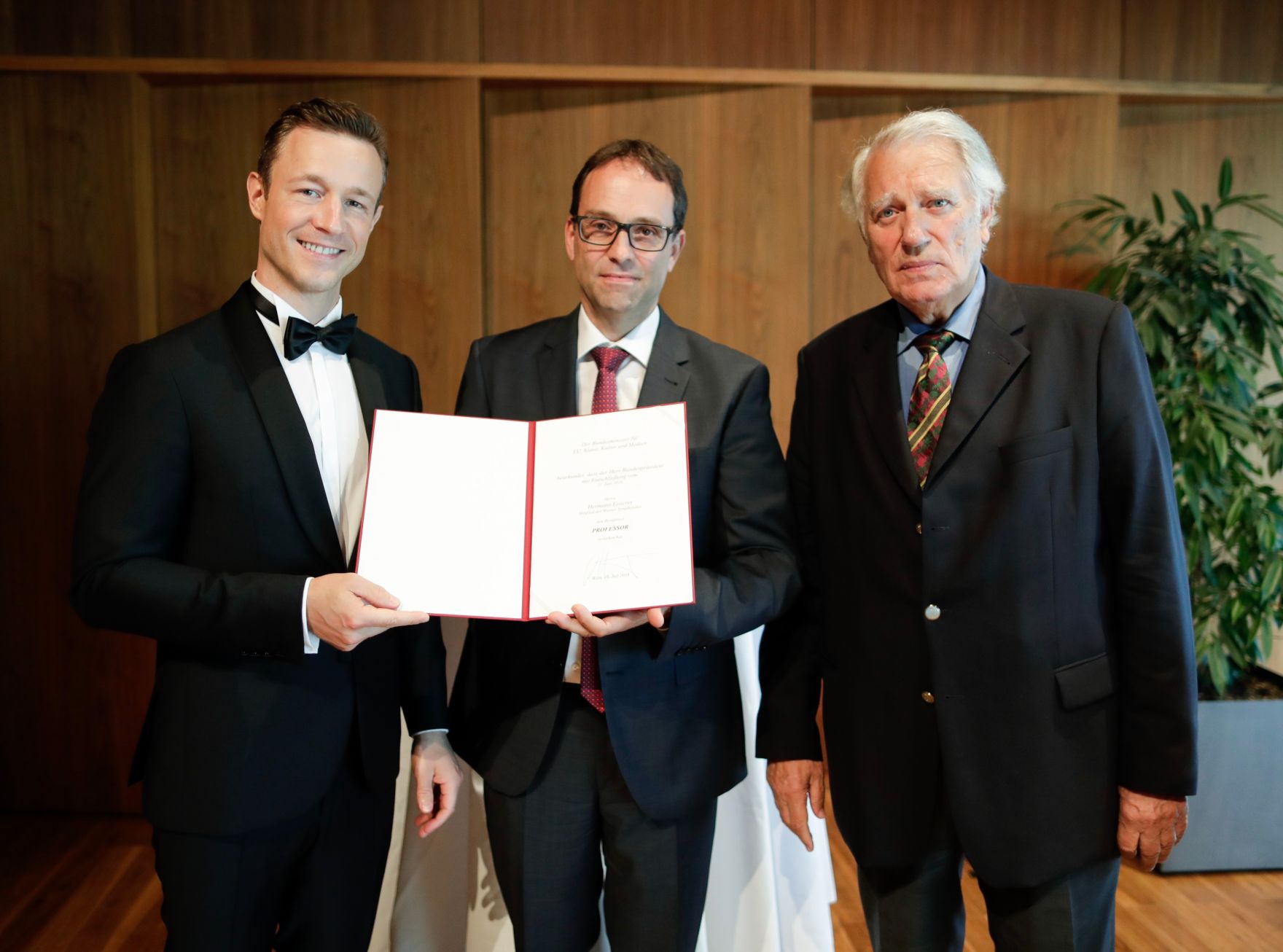 Am 18. Juli 2018 reiste Bundesminister Gernot Bl&uuml;mel (l.) anl&auml;sslich der Er&ouml;ffnung der Bregenzer Festspiele nach Bregenz. Im Bild bei der &Uuml;berreichung der Urkunde des Berufstitels Professor an das Mitglied der Wiener Symphoniker Hermann Eisterer (m.) mit dem Pr&auml;sidenten der Wiener Symphoniker Rudolf Streicher (r.).