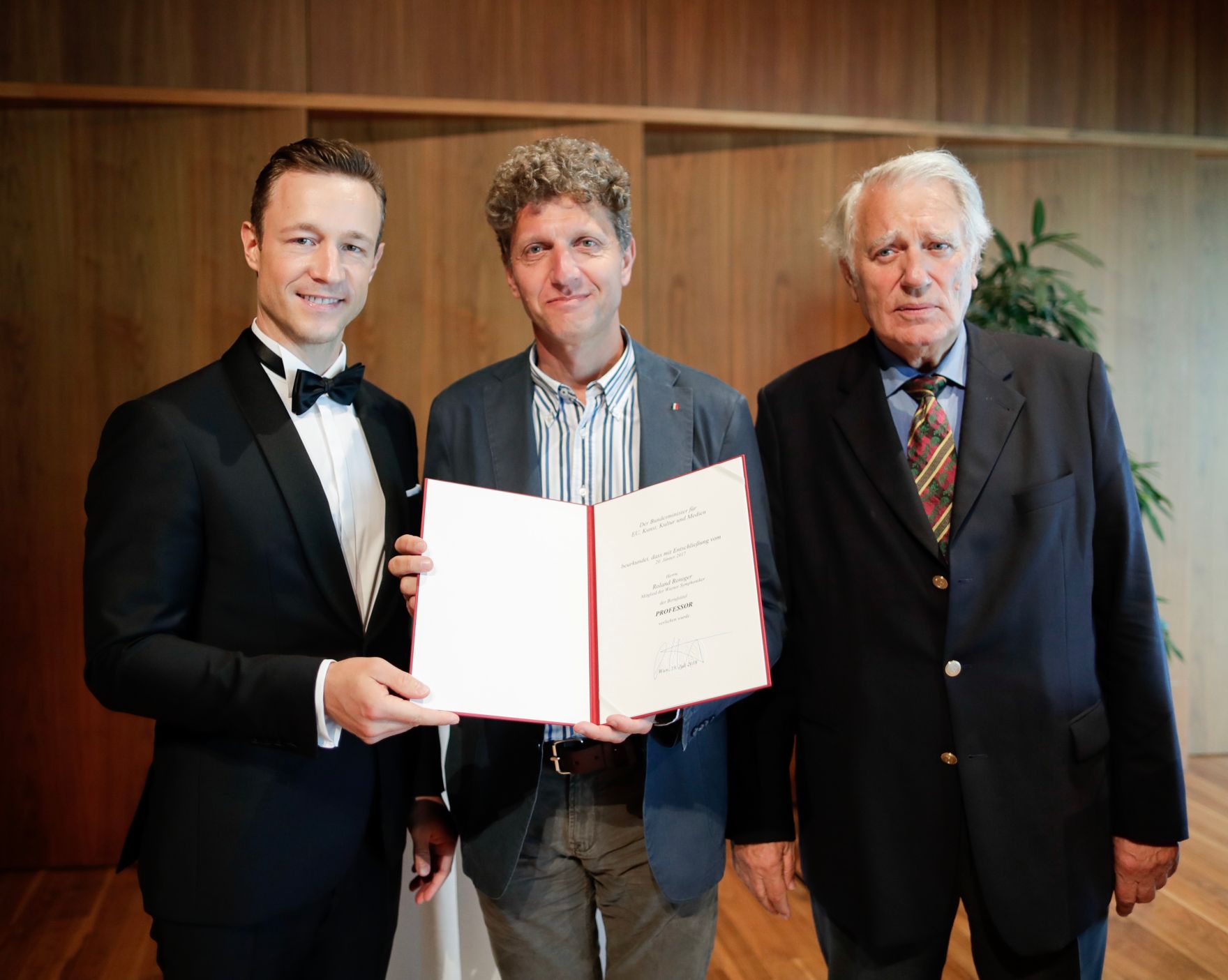 Am 18. Juli 2018 reiste Bundesminister Gernot Bl&uuml;mel (l.) anl&auml;sslich der Er&ouml;ffnung der Bregenzer Festspiele nach Bregenz. Im Bild bei der &Uuml;berreichung der Urkunde des Berufstitels Professor an das Mitglied der Wiener Symphoniker Roland Roniger (m.) mit dem Pr&auml;sidenten der Wiener Symphoniker Rudolf Streicher (r.).