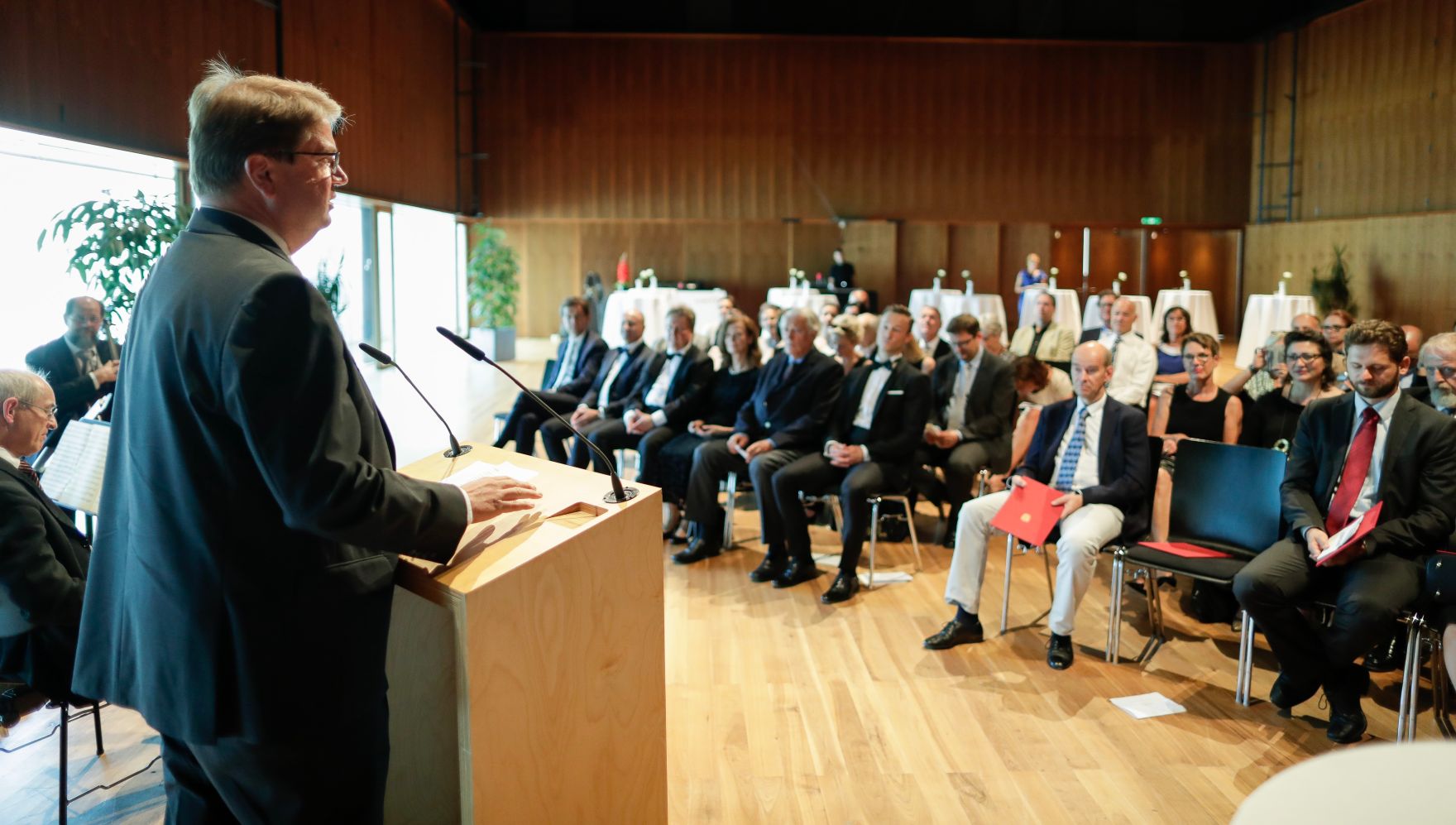 Am 18. Juli 2018 reiste Bundesminister Gernot Bl&uuml;mel anl&auml;sslich der Er&ouml;ffnung der Bregenzer Festspiele nach Bregenz. Im Bild bei der &Uuml;berreichung der Urkunden der Berufstitel Professorin und Professor.