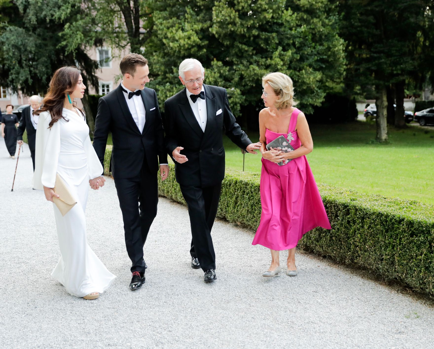 Am 26. Juli 2018 reiste Bundesminister Gernot Bl&uuml;mel (2.v.l.) anl&auml;sslich der Er&ouml;ffnung der Salzburger Festspiele nach Salzburg. Im Bild beim Abendempfang mit Clivia Treidl (l.).