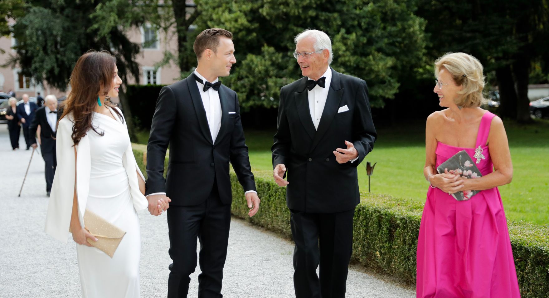 Am 26. Juli 2018 reiste Bundesminister Gernot Bl&uuml;mel (2.v.l.) anl&auml;sslich der Er&ouml;ffnung der Salzburger Festspiele nach Salzburg. Im Bild beim Abendempfang mit Clivia Treidl (l.).