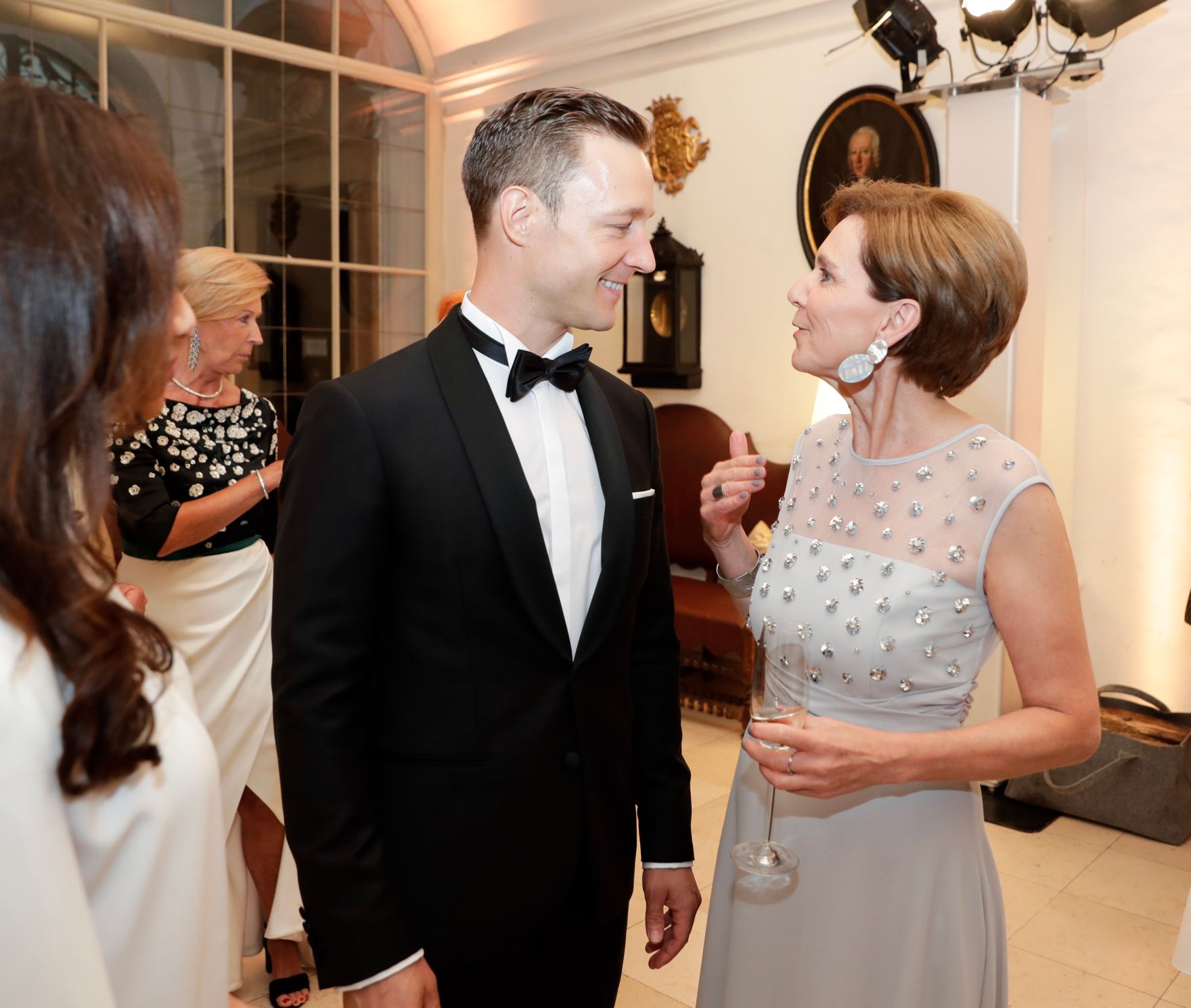 Am 26. Juli 2018 reiste Bundesminister Gernot Bl&uuml;mel (l.) anl&auml;sslich der Er&ouml;ffnung der Salzburger Festspiele nach Salzburg. Im Bild beim Abendempfang.