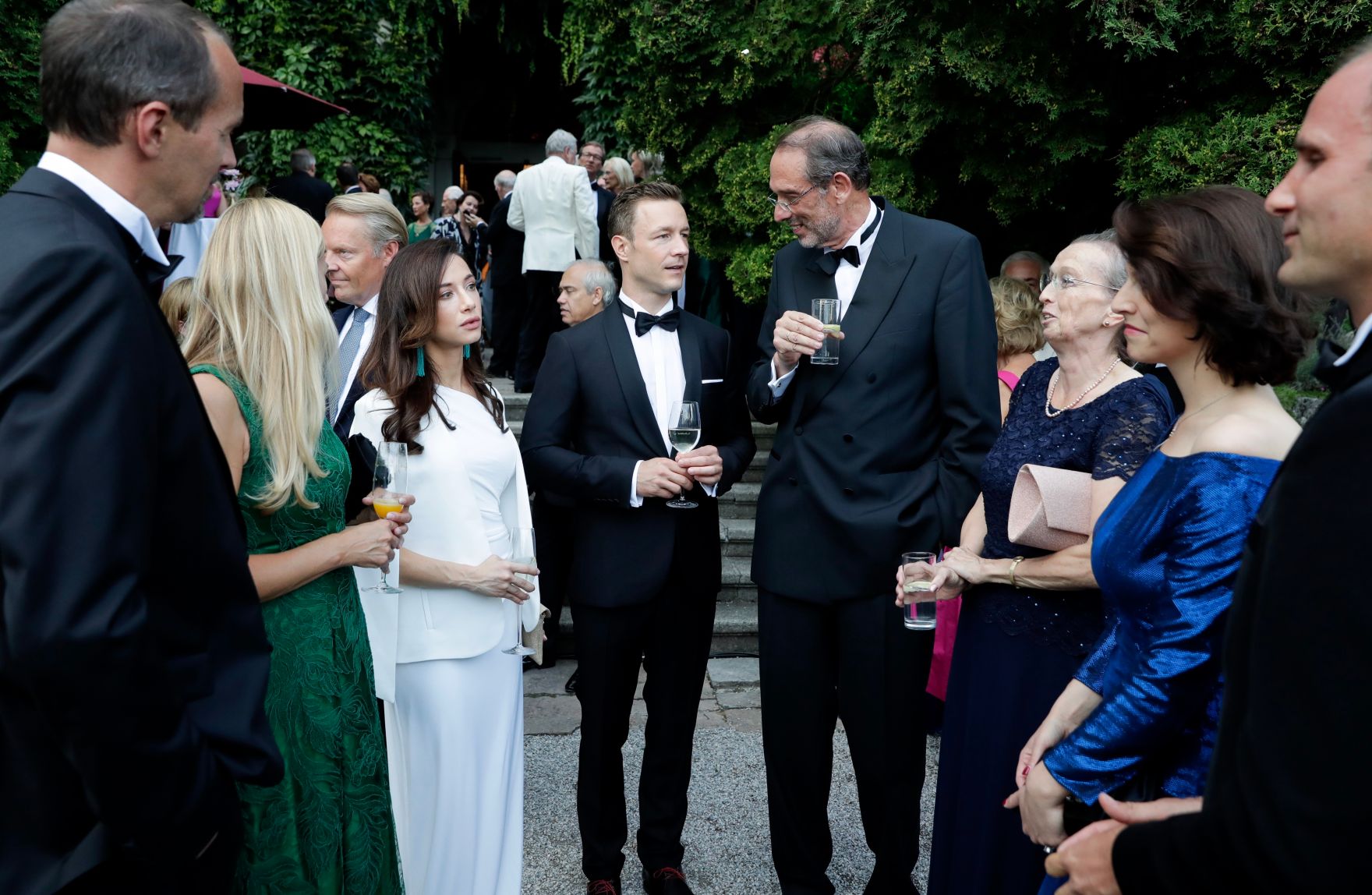 Am 26. Juli 2018 reiste Bundesminister Gernot Bl&uuml;mel (4.v.l.) anl&auml;sslich der Er&ouml;ffnung der Salzburger Festspiele nach Salzburg. Im Bild mit Bundesministerin Juliane Bogner-Strau&szlig; (2.v.l.), Bundesminister Heinz Fa&szlig;mann (4.v.r.), Staatssekret&auml;rin Karoline Edtstadler (2.v.r.) und Clivia Treidl (3.v.l.) beim Abendempfang.