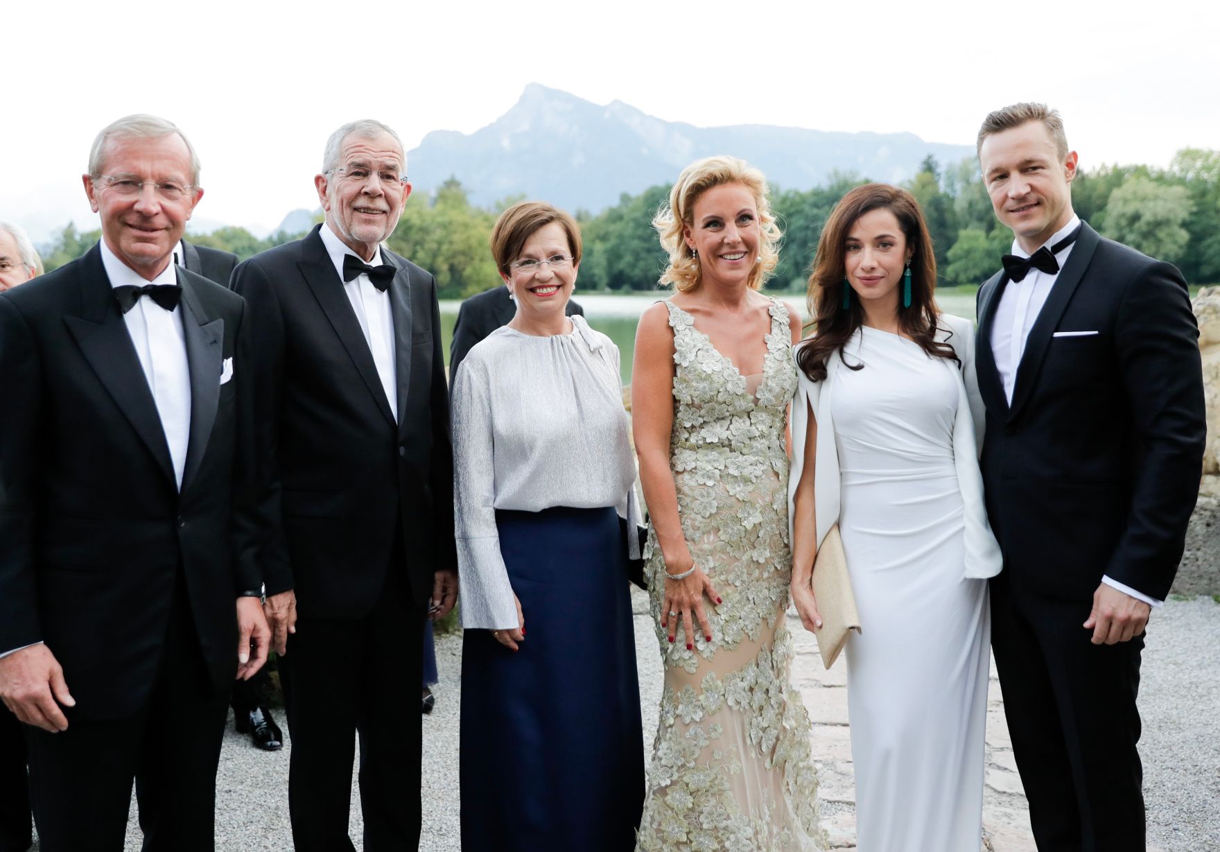 Am 26. Juli 2018 reiste Bundesminister Gernot Bl&uuml;mel (r.) anl&auml;sslich der Er&ouml;ffnung der Salzburger Festspiele nach Salzburg. Im Bild mit dem Landeshauptmann von Salzburg Wilfried Haslauer (l.) und seiner Gattin Christina Haslauer (3.v.r.), Bundespr&auml;sident Alexander Van der Bellen (2.v.l.) und seiner Gattin Doris Schmidauer (3.v.l.) sowie Clivia Treidl (2.v.r.) beim Abendempfang.