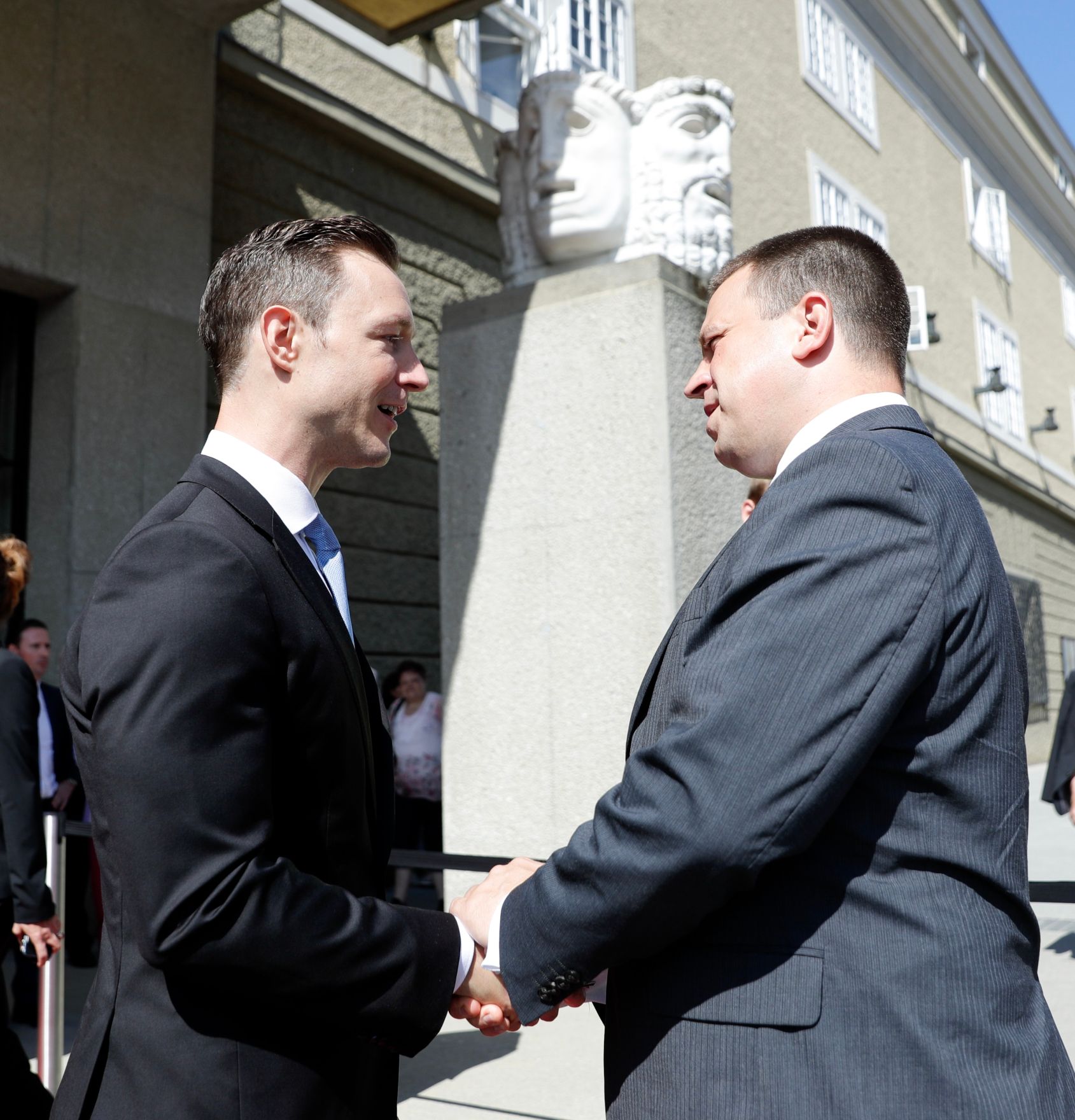 Am 27. Juli 2018 setzte Bundesminister Gernot Bl&uuml;mel (l.) seine Reise nach Salzburg anl&auml;sslich der Er&ouml;ffnung der Salzburger Festspiele fort. Im Bild mit dem Ministerpr&auml;sidenten der Republik Estland J&uuml;ri Ratas (r.).
