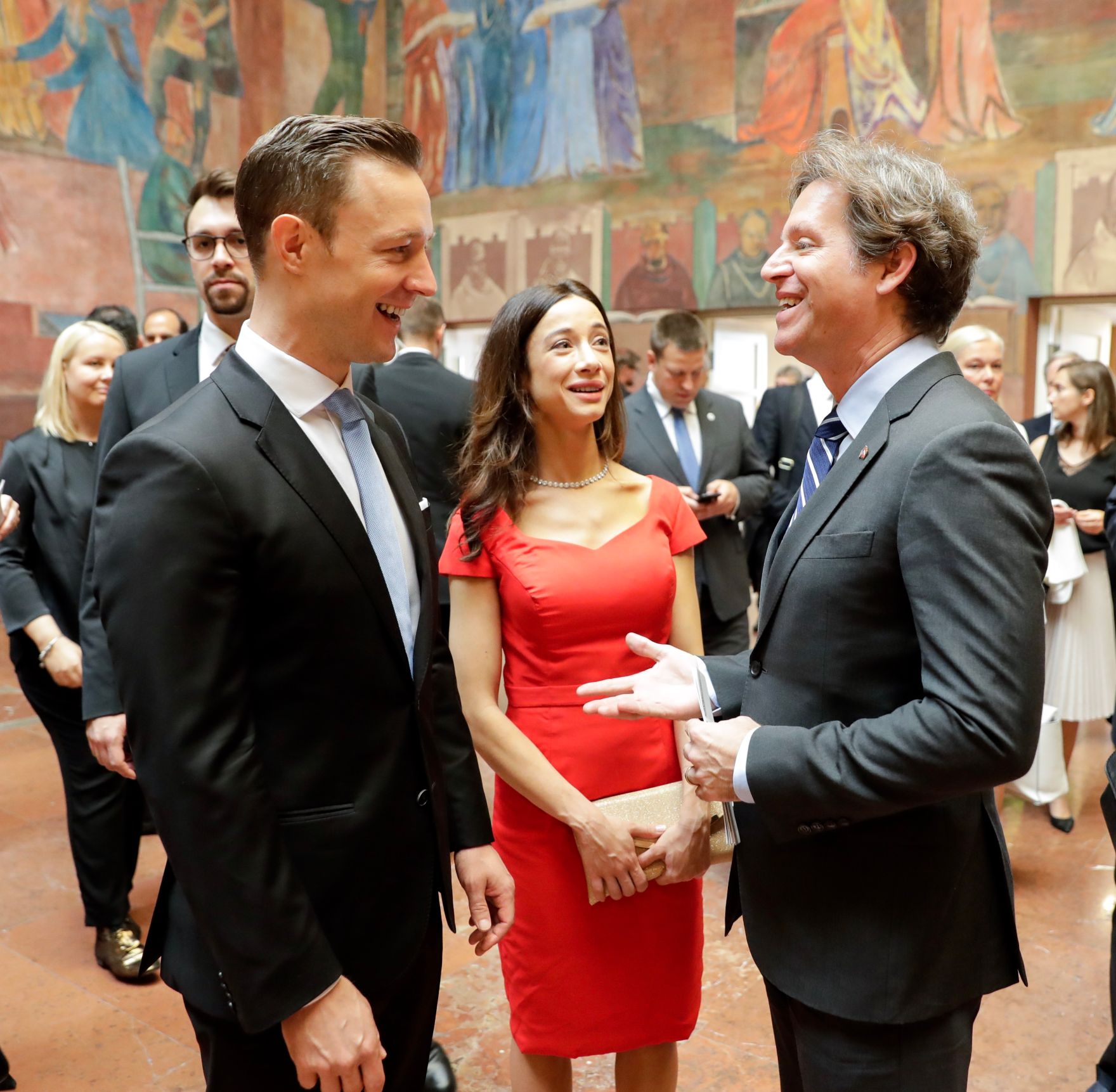 Am 27. Juli 2018 setzte Bundesminister Gernot Bl&uuml;mel (l.) seine Reise nach Salzburg anl&auml;sslich der Er&ouml;ffnung der Salzburger Festspiele fort. Im Bild mit Clivia Treidl (m.).