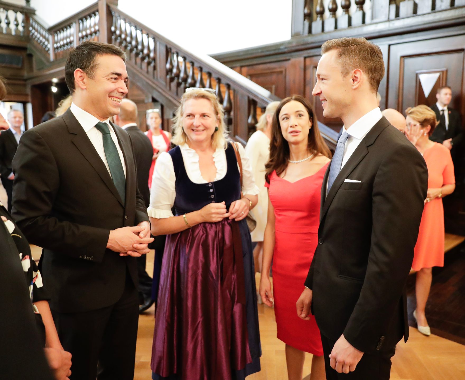 Am 27. Juli 2018 setzte Bundesminister Gernot Bl&uuml;mel (r.) seine Reise nach Salzburg anl&auml;sslich der Er&ouml;ffnung der Salzburger Festspiele fort. Im Bild mit Bundesministerin Karin Kneissl (2.v.l.) und Clivia Treidl (2.v.r.).