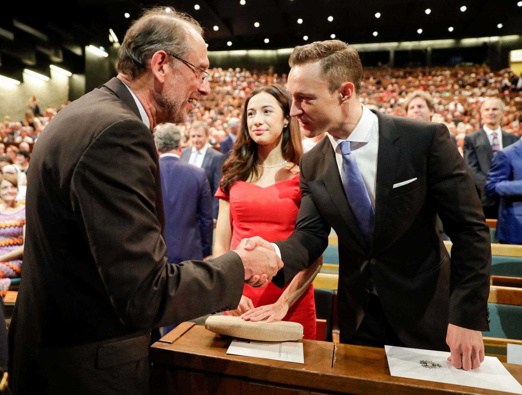 Am 27. Juli 2018 setzte Bundesminister Gernot Bl&uuml;mel (r.) seine Reise nach Salzburg anl&auml;sslich der Er&ouml;ffnung der Salzburger Festspiele fort. Im Bild mit Bundesminister Heinz Fa&szlig;mann (l.) und Clivia Treidl (m.).