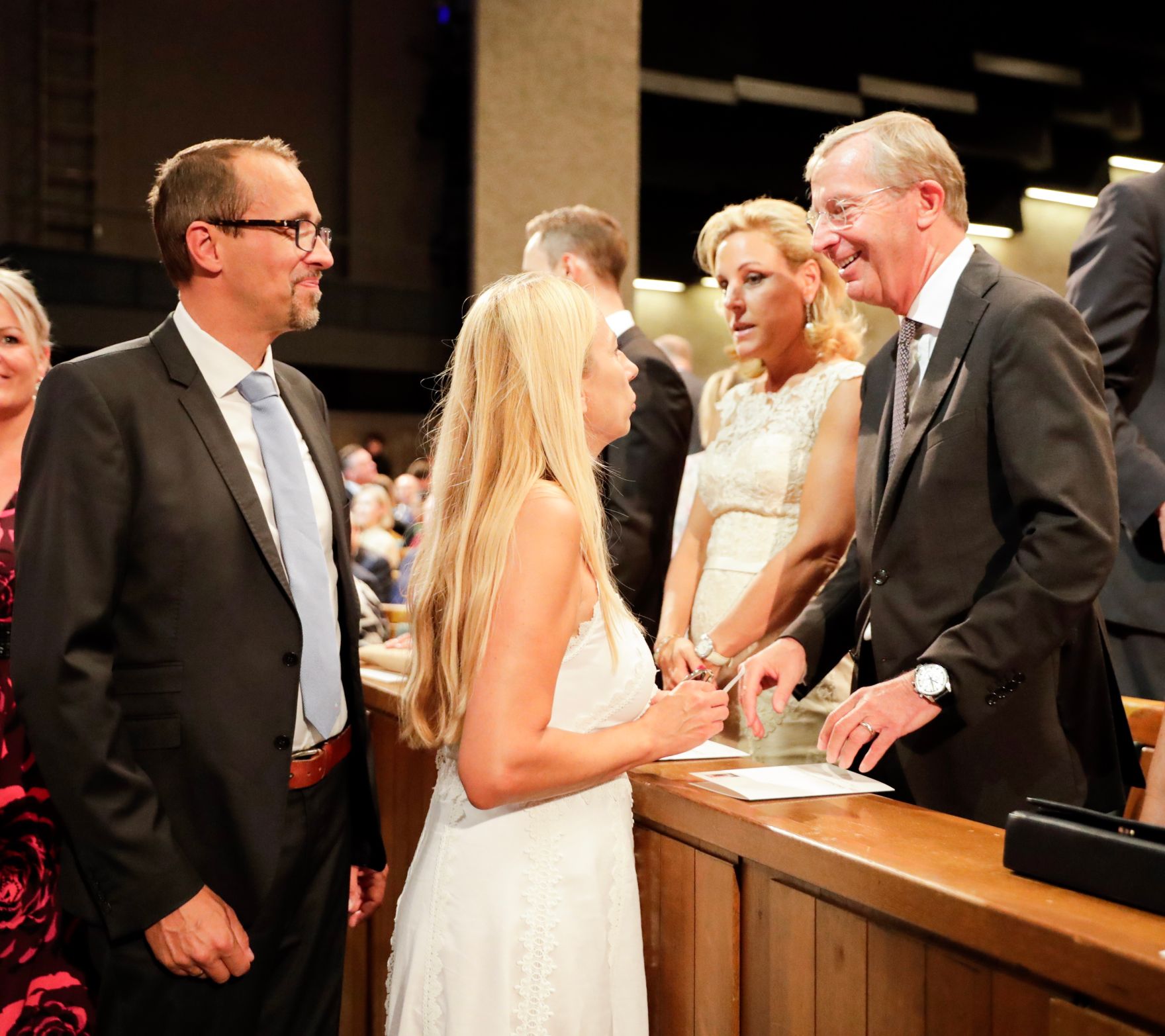 Am 27. Juli 2018 setzte Bundesminister Gernot Bl&uuml;mel seine Reise nach Salzburg anl&auml;sslich der Er&ouml;ffnung der Salzburger Festspiele fort. Im Bild Bundesministerin Juliane Bogner-Strau&szlig; (2.v.l.) mit ihrem Gatten Erik Bogner (l.) und der Landeshauptmann von Salzburg Wilfried Haslauer (r.) mit seiner Gattin Christina Haslauer (2.v.r.).