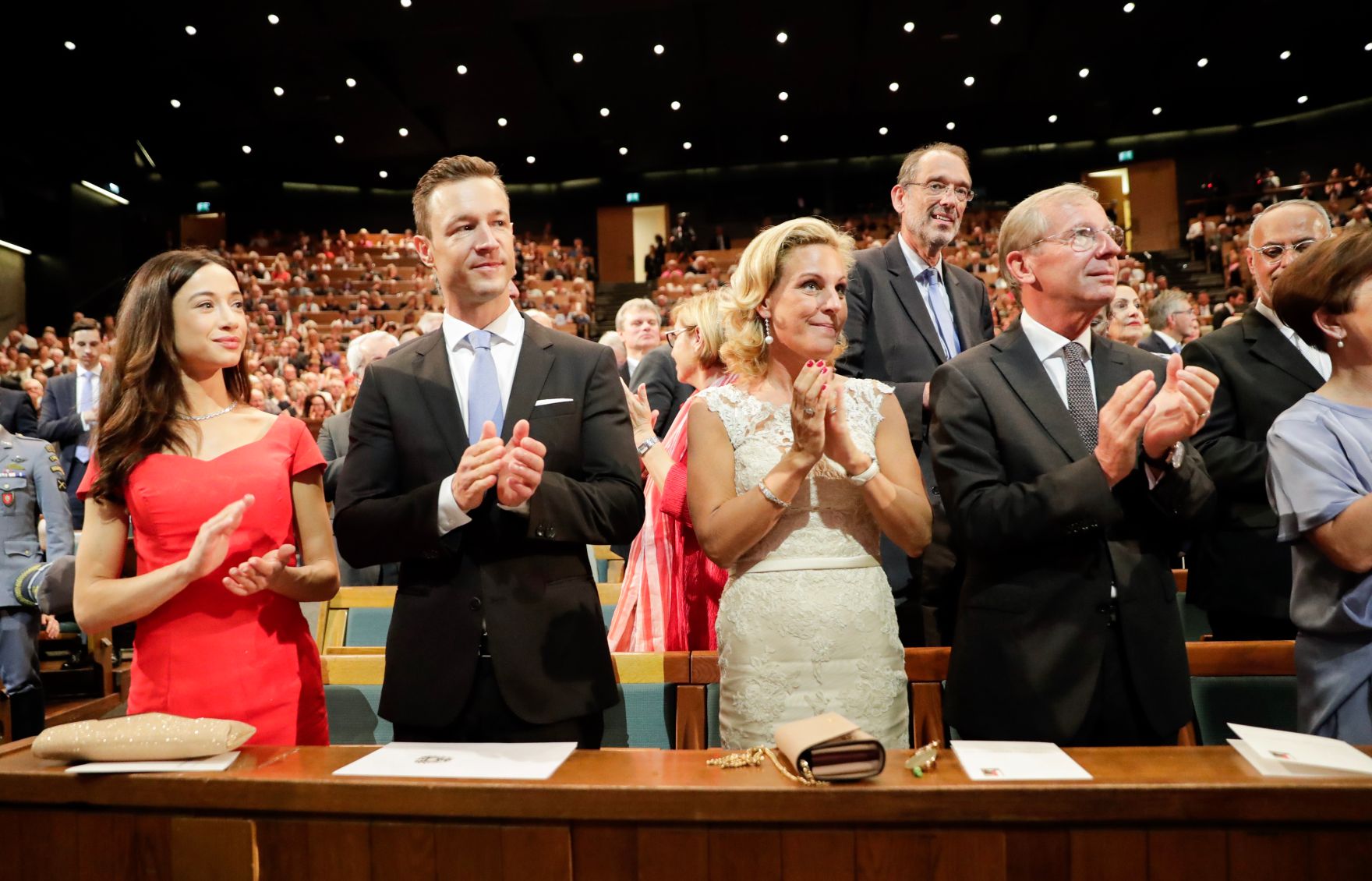 Am 27. Juli 2018 setzte Bundesminister Gernot Bl&uuml;mel (2.v.l.) seine Reise nach Salzburg anl&auml;sslich der Er&ouml;ffnung der Salzburger Festspiele fort. Im Bild mit dem Landeshauptmann von Salzburg Wilfried Haslauer (r.) und dessen Gattin Christina Haslauer (2.v.r.) sowie Clivia Treidl (l.).