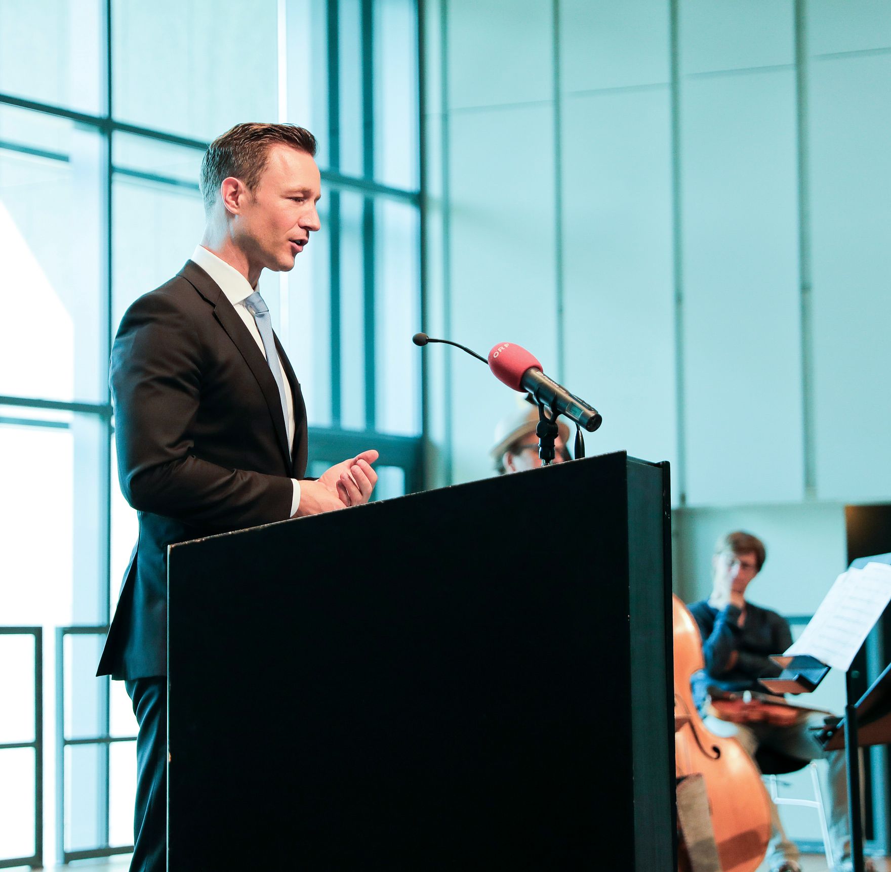 Am 27. Juli 2018 setzte Bundesminister Gernot Bl&uuml;mel (im Bild) seine Reise nach Salzburg anl&auml;sslich der Er&ouml;ffnung der Salzburger Festspiele fort. Im Bild bei der Verleihung des &Ouml;sterreichischen Staatspreises f&uuml;r europ&auml;ische Literatur an die Schriftstellerin Zadie Smith.