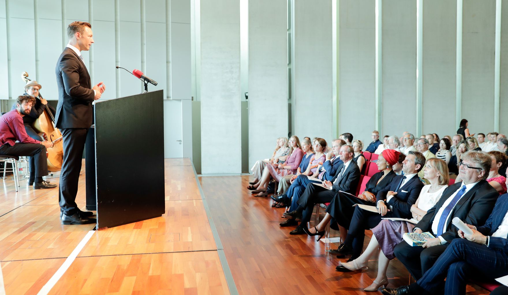Am 27. Juli 2018 setzte Bundesminister Gernot Bl&uuml;mel (im Bild) seine Reise nach Salzburg anl&auml;sslich der Er&ouml;ffnung der Salzburger Festspiele fort. Im Bild bei der Verleihung des &Ouml;sterreichischen Staatspreises f&uuml;r europ&auml;ische Literatur an die Schriftstellerin Zadie Smith.