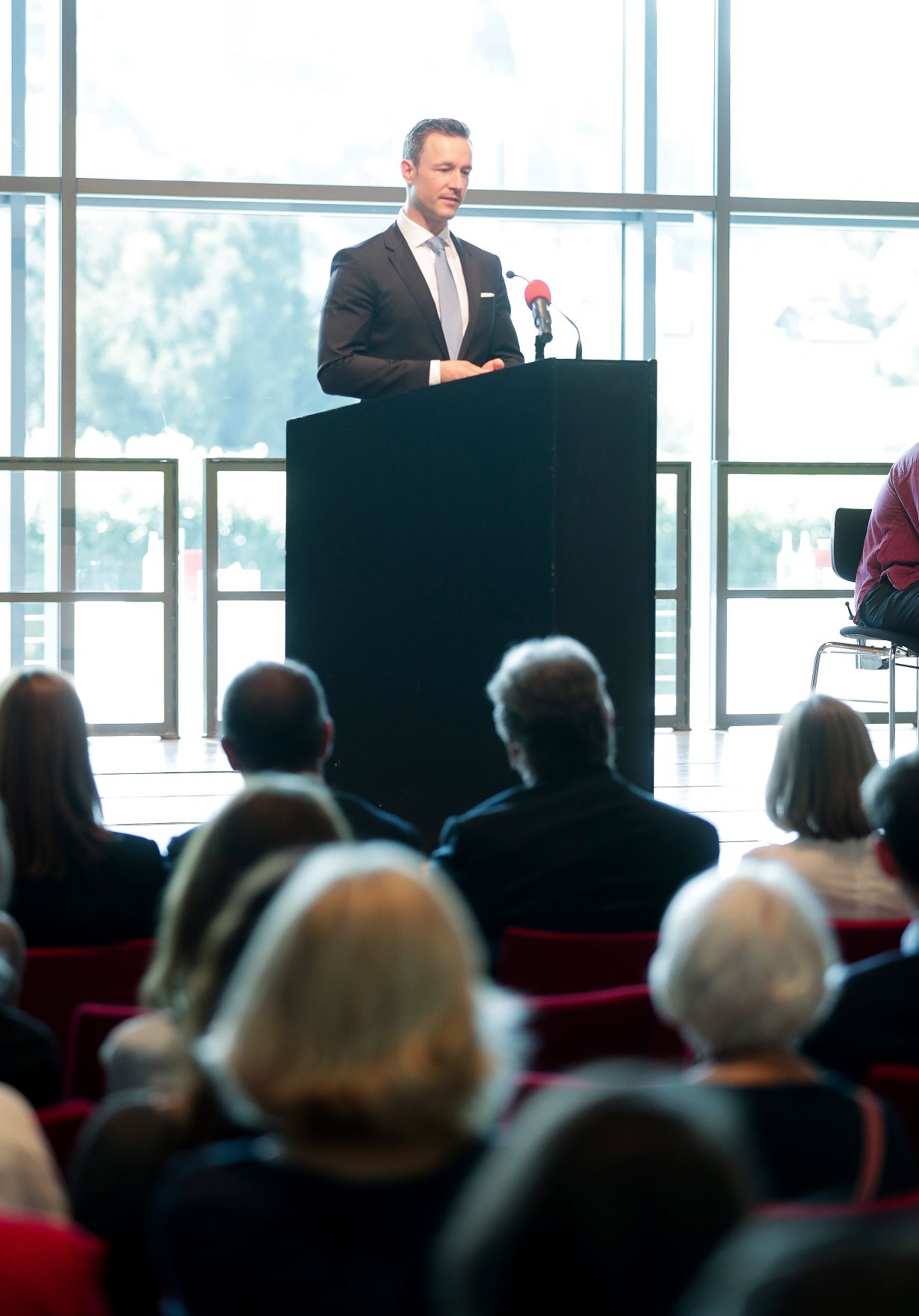 Am 27. Juli 2018 setzte Bundesminister Gernot Bl&uuml;mel (im Bild) seine Reise nach Salzburg anl&auml;sslich der Er&ouml;ffnung der Salzburger Festspiele fort. Im Bild bei der Verleihung des &Ouml;sterreichischen Staatspreises f&uuml;r europ&auml;ische Literatur an die Schriftstellerin Zadie Smith.