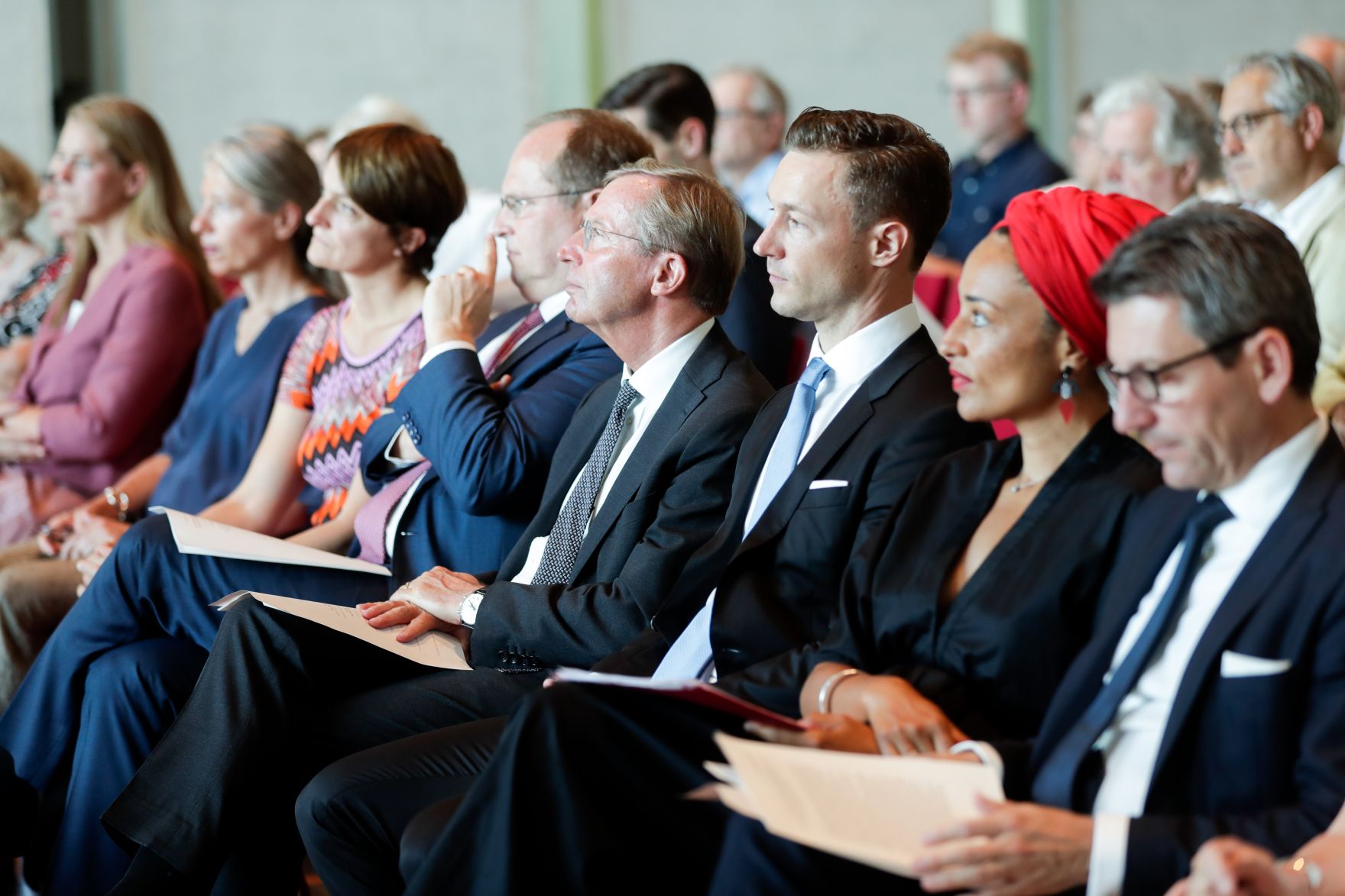 Am 27. Juli 2018 setzte Bundesminister Gernot Bl&uuml;mel (3.v.r.) seine Reise nach Salzburg anl&auml;sslich der Er&ouml;ffnung der Salzburger Festspiele fort. Im Bild bei der Verleihung des &Ouml;sterreichischen Staatspreises f&uuml;r europ&auml;ische Literatur an die Schriftstellerin Zadie Smith (2.v.r.).