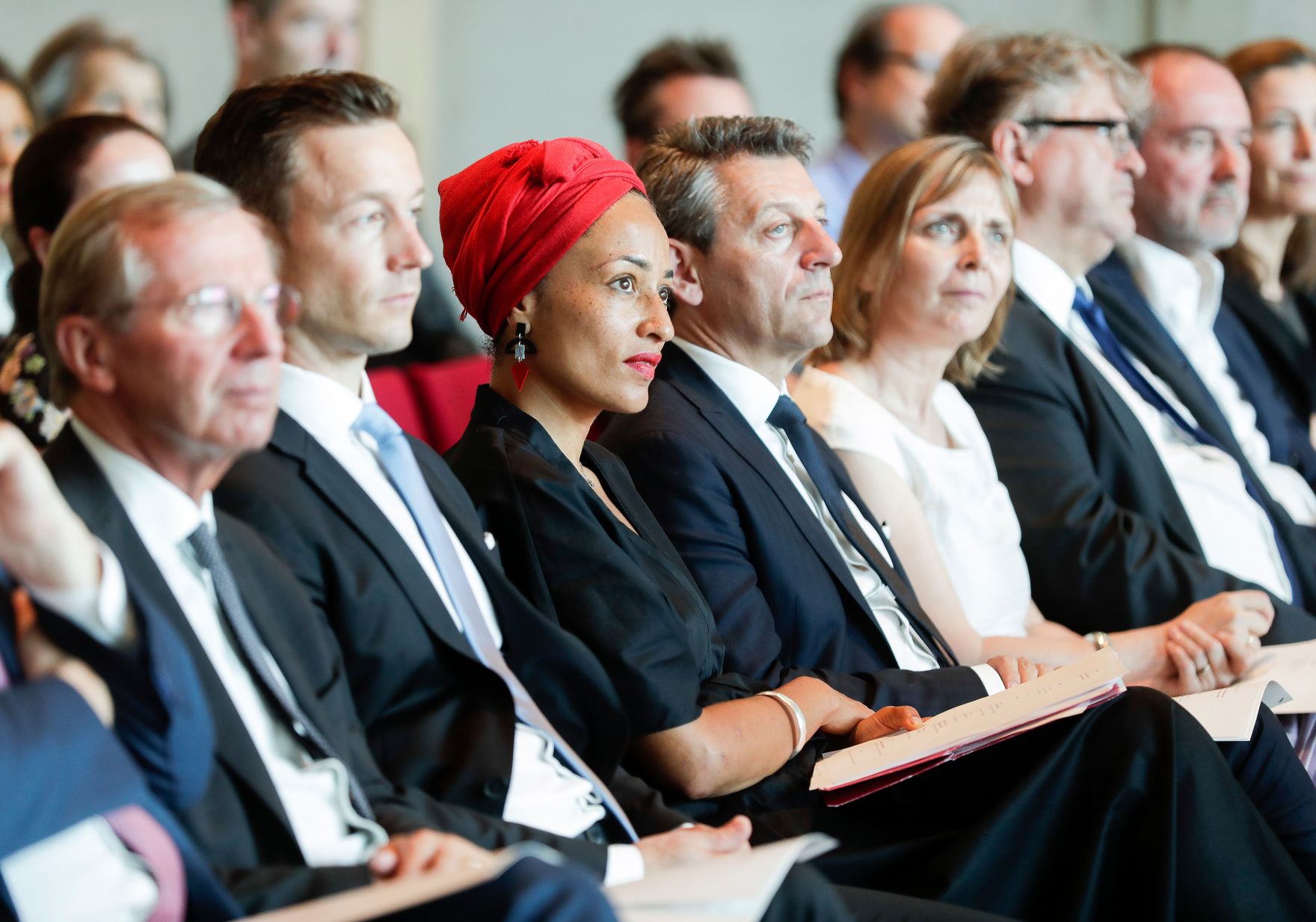 Am 27. Juli 2018 setzte Bundesminister Gernot Bl&uuml;mel (2.v.l.) seine Reise nach Salzburg anl&auml;sslich der Er&ouml;ffnung der Salzburger Festspiele fort. Im Bild bei der Verleihung des &Ouml;sterreichischen Staatspreises f&uuml;r europ&auml;ische Literatur an die Schriftstellerin Zadie Smith (3.v.l.).