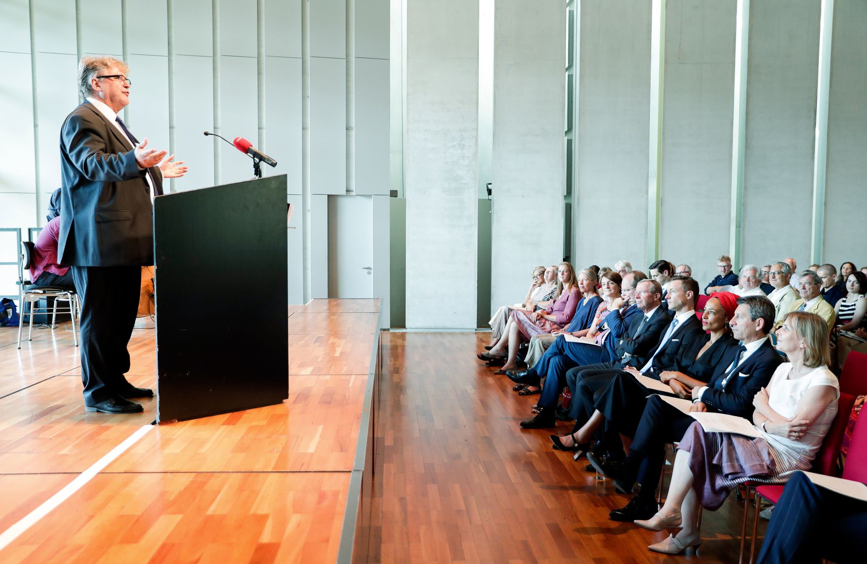 Am 27. Juli 2018 setzte Bundesminister Gernot Bl&uuml;mel seine Reise nach Salzburg anl&auml;sslich der Er&ouml;ffnung der Salzburger Festspiele fort. Im Bild der Laudator Norbert Mayer bei der Verleihung des &Ouml;sterreichischen Staatspreises f&uuml;r europ&auml;ische Literatur an die Schriftstellerin Zadie Smith.