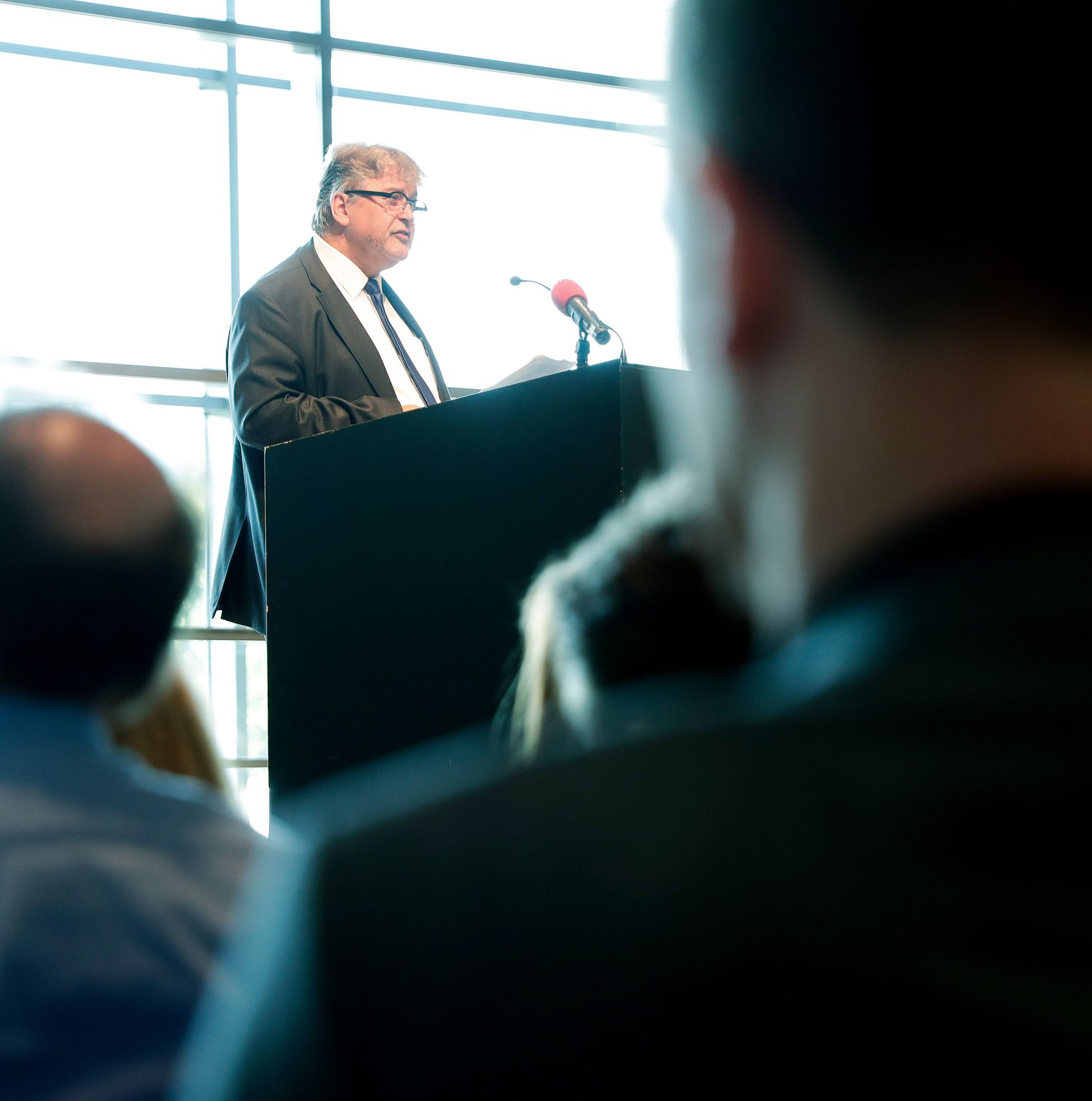 Am 27. Juli 2018 setzte Bundesminister Gernot Bl&uuml;mel seine Reise nach Salzburg anl&auml;sslich der Er&ouml;ffnung der Salzburger Festspiele fort. Im Bild der Laudator Norbert Mayer bei der Verleihung des &Ouml;sterreichischen Staatspreises f&uuml;r europ&auml;ische Literatur an die Schriftstellerin Zadie Smith.