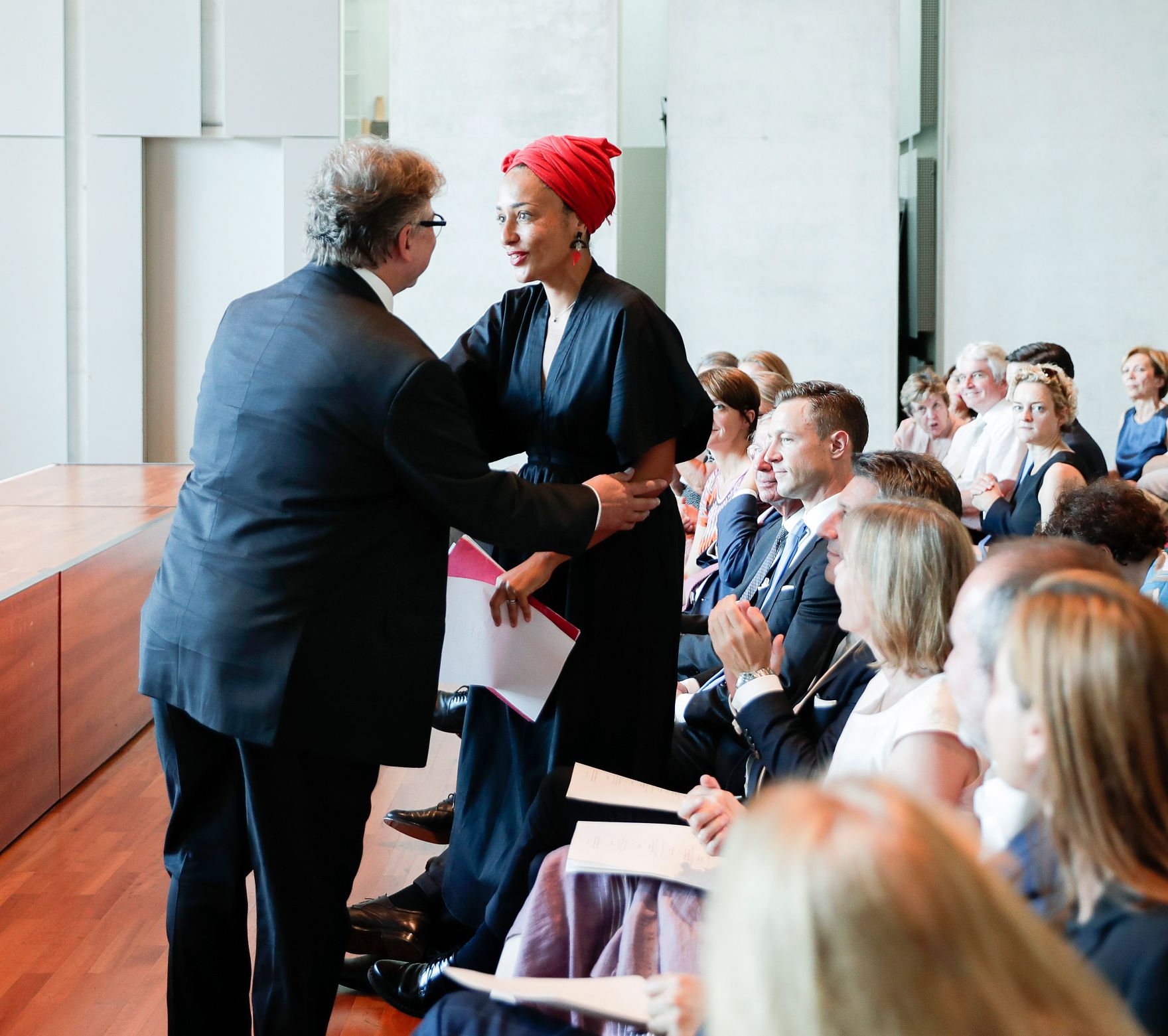 Am 27. Juli 2018 setzte Bundesminister Gernot Bl&uuml;mel seine Reise nach Salzburg anl&auml;sslich der Er&ouml;ffnung der Salzburger Festspiele fort. Im Bild der Laudator Norbert Mayer (l.) bei der Verleihung des &Ouml;sterreichischen Staatspreises f&uuml;r europ&auml;ische Literatur an die Schriftstellerin Zadie Smith (2.v.l.).