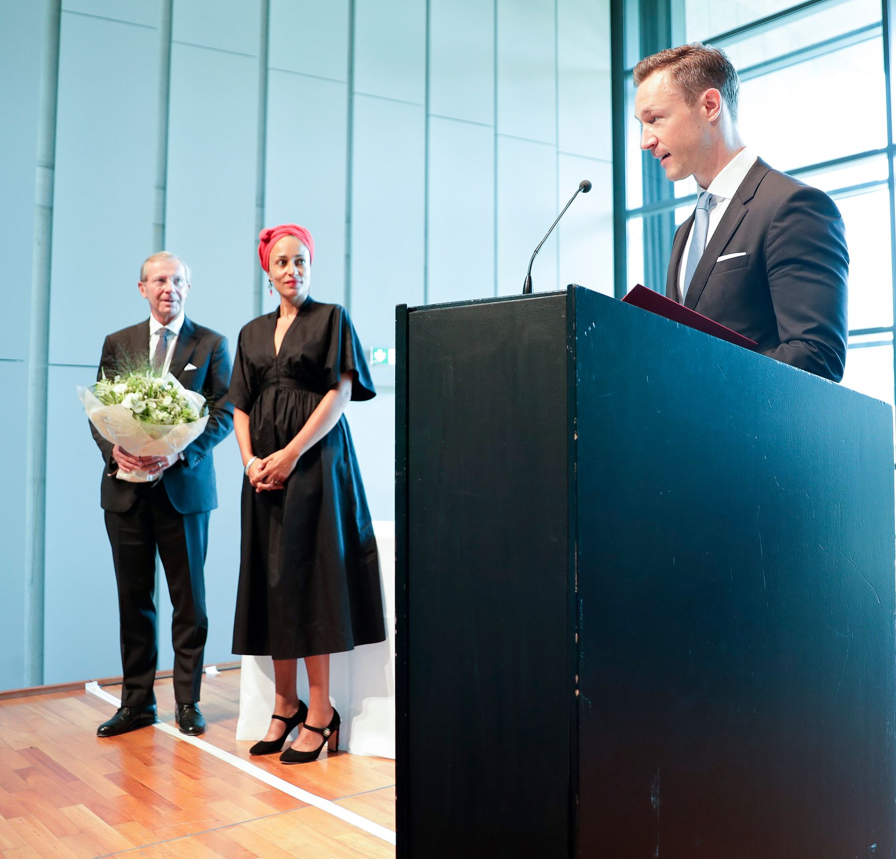 Am 27. Juli 2018 setzte Bundesminister Gernot Bl&uuml;mel (r.) seine Reise nach Salzburg anl&auml;sslich der Er&ouml;ffnung der Salzburger Festspiele fort. Im Bild mit Landeshauptmann Wilfried Haslauer (l.) bei der Verleihung des &Ouml;sterreichischen Staatspreises f&uuml;r europ&auml;ische Literatur an die Schriftstellerin Zadie Smith (m.).