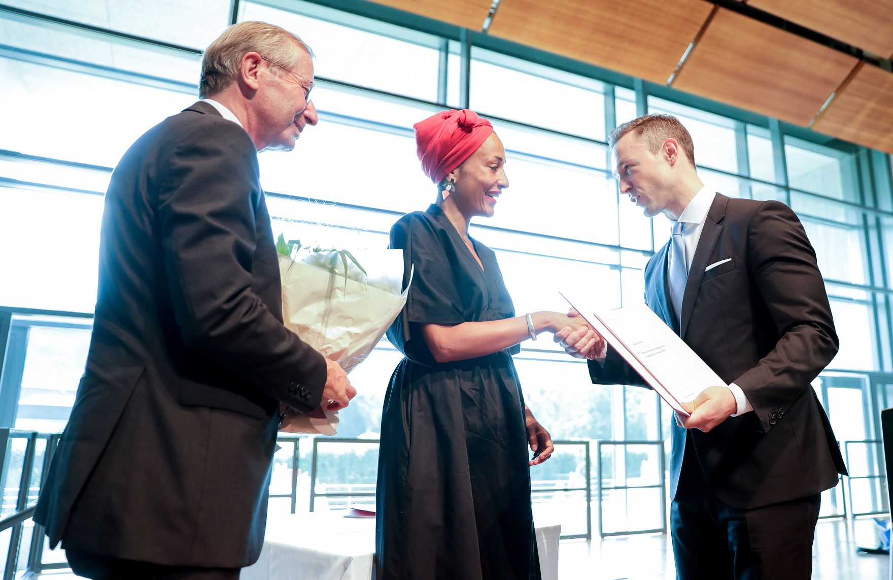 Am 27. Juli 2018 setzte Bundesminister Gernot Bl&uuml;mel (r.) seine Reise nach Salzburg anl&auml;sslich der Er&ouml;ffnung der Salzburger Festspiele fort. Im Bild mit Landeshauptmann Wilfried Haslauer (l.) bei der Verleihung des &Ouml;sterreichischen Staatspreises f&uuml;r europ&auml;ische Literatur an die Schriftstellerin Zadie Smith (m).