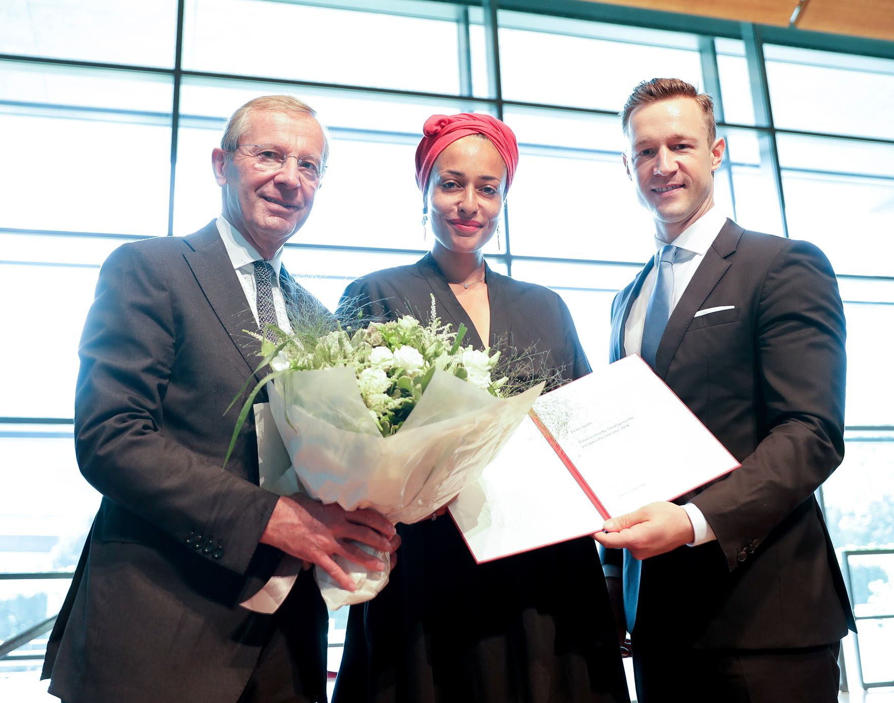Am 27. Juli 2018 setzte Bundesminister Gernot Bl&uuml;mel (r.) seine Reise nach Salzburg anl&auml;sslich der Er&ouml;ffnung der Salzburger Festspiele fort. Im Bild mit Landeshauptmann Wilfried Haslauer (l.) bei der Verleihung des &Ouml;sterreichischen Staatspreises f&uuml;r europ&auml;ische Literatur an die Schriftstellerin Zadie Smith (m.).