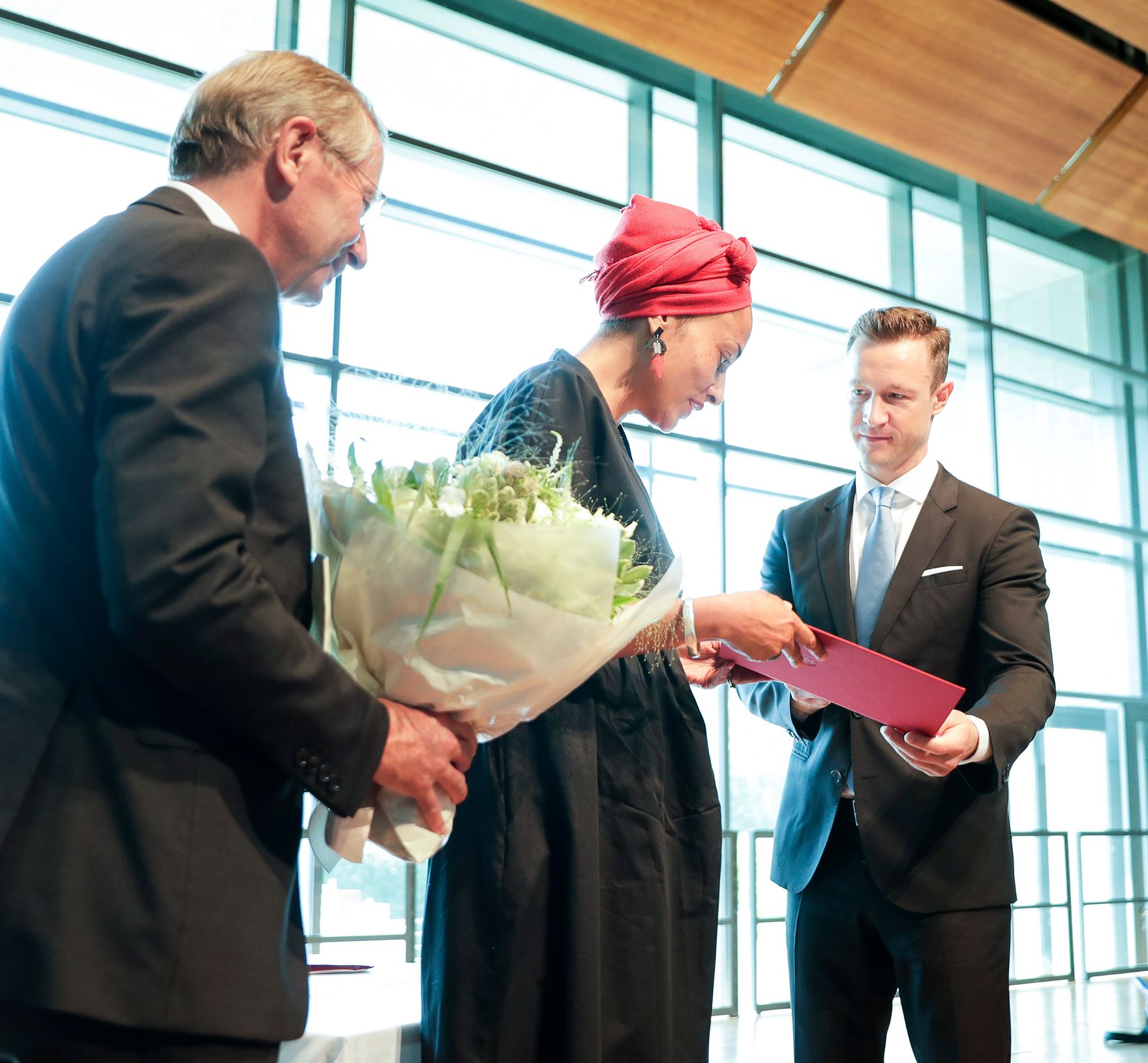 Am 27. Juli 2018 setzte Bundesminister Gernot Bl&uuml;mel (r.) seine Reise nach Salzburg anl&auml;sslich der Er&ouml;ffnung der Salzburger Festspiele fort. Im Bild mit Landeshauptmann Wilfried Haslauer (l.) bei der Verleihung des &Ouml;sterreichischen Staatspreises f&uuml;r europ&auml;ische Literatur an die Schriftstellerin Zadie Smith (m.).